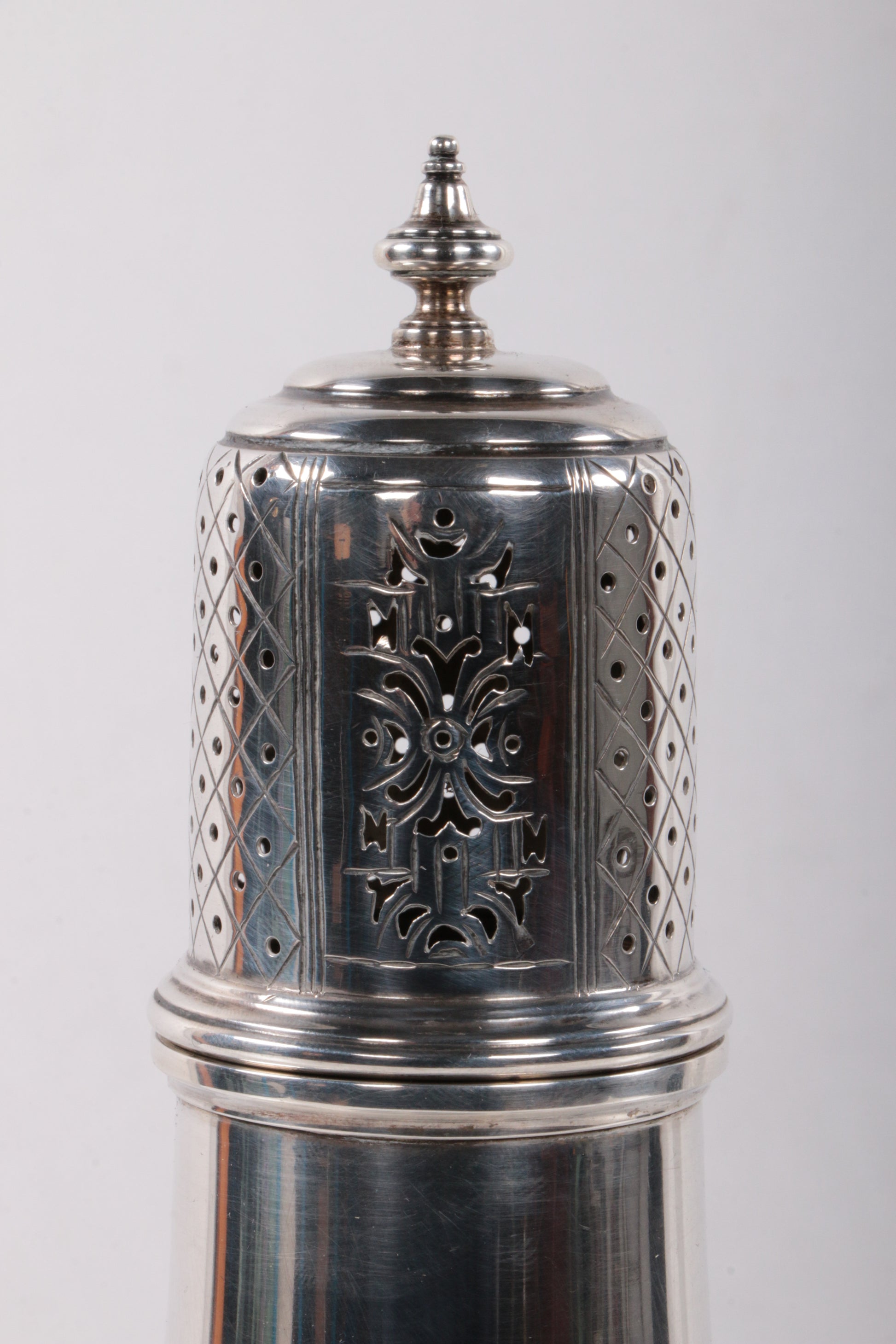 Engels 1ste gehalte  poedersuikerstrooier van zilver,Chester 1936