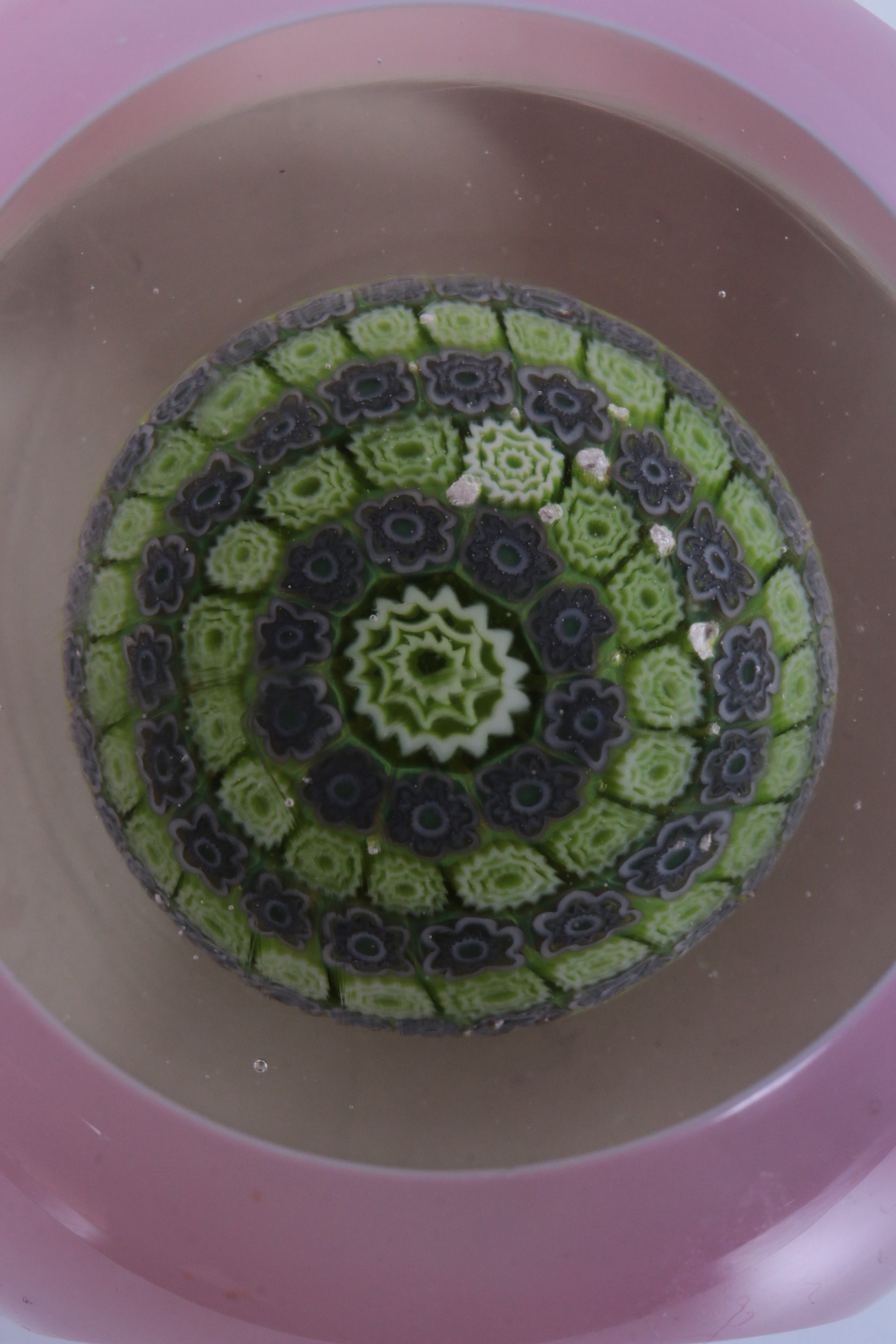 Franse paperweight met paars bloemwerk van St.Louis,1910