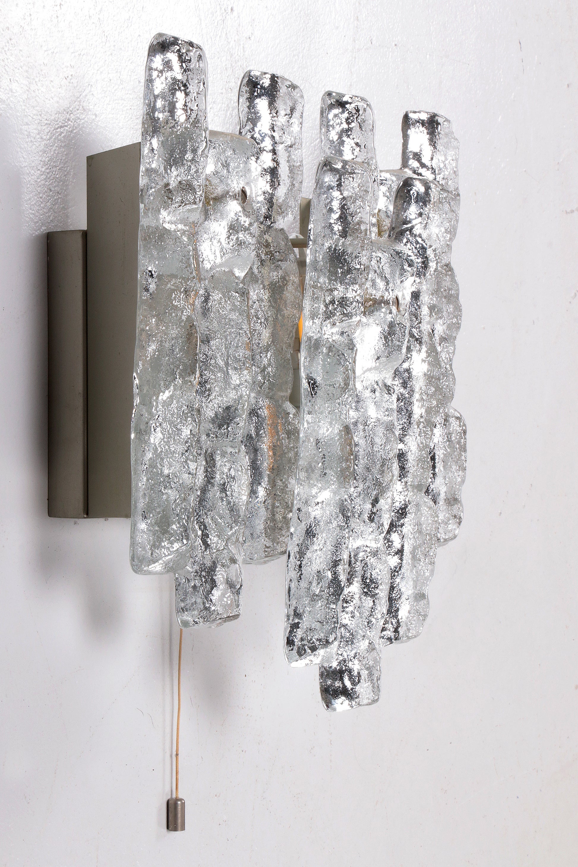 Kristallen ijsglas wandlamp ontwerp van J. T. Kalmar 1960