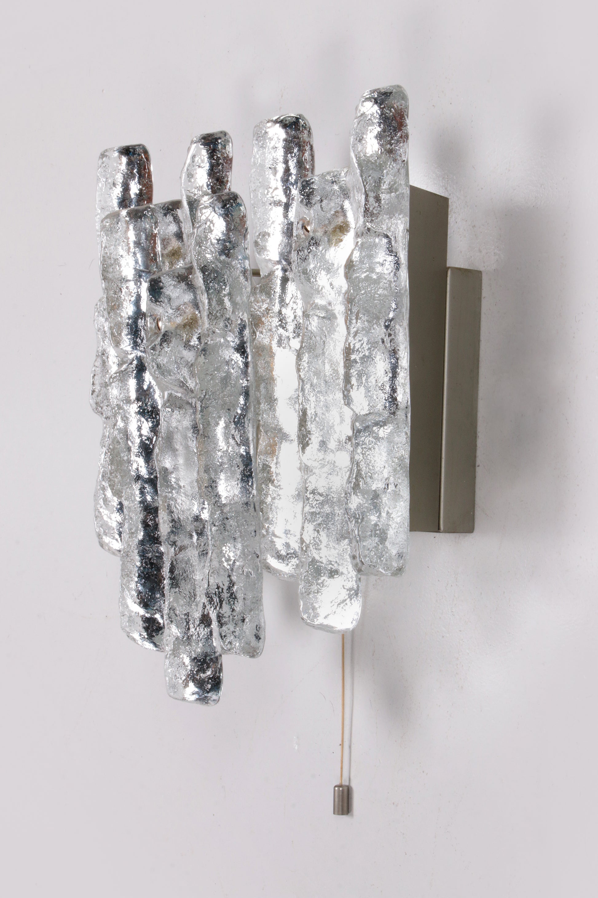 Kristallen ijsglas wandlamp ontwerp van J. T. Kalmar 1960