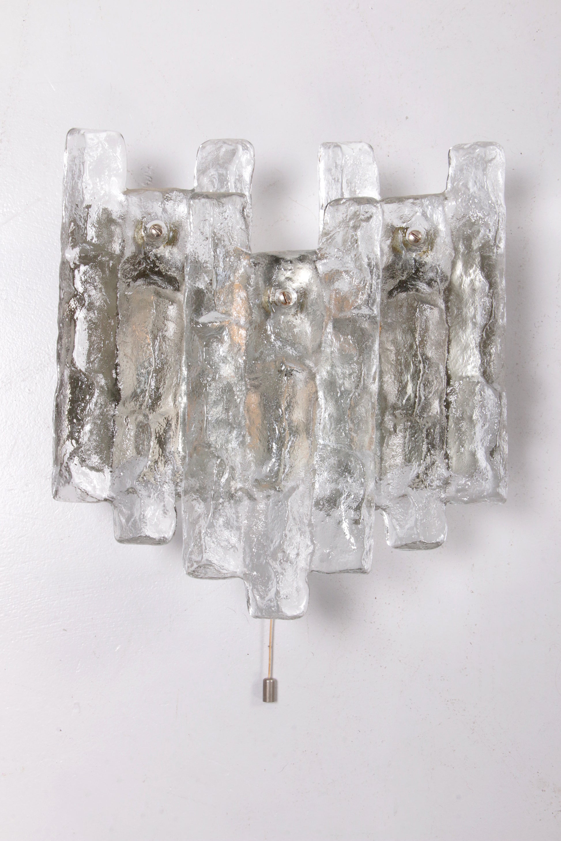 Kristallen ijsglas wandlamp ontwerp van J. T. Kalmar 1960