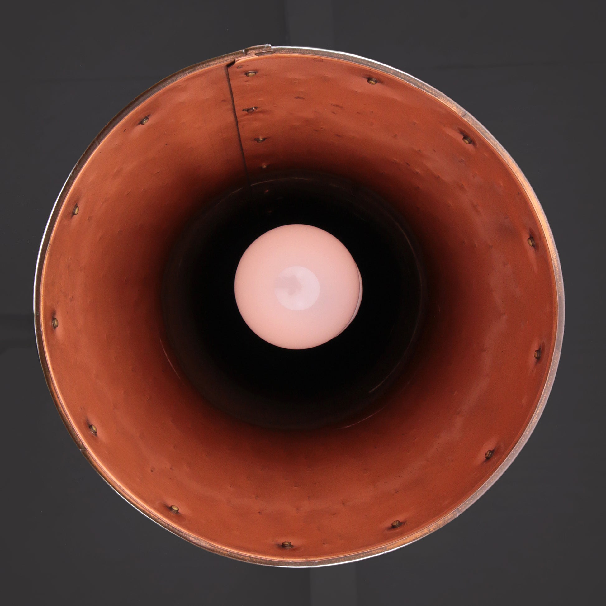 Deense met de hand gehamerde koperen hanglamp van E.S Horn Aalestrup, jaren 50