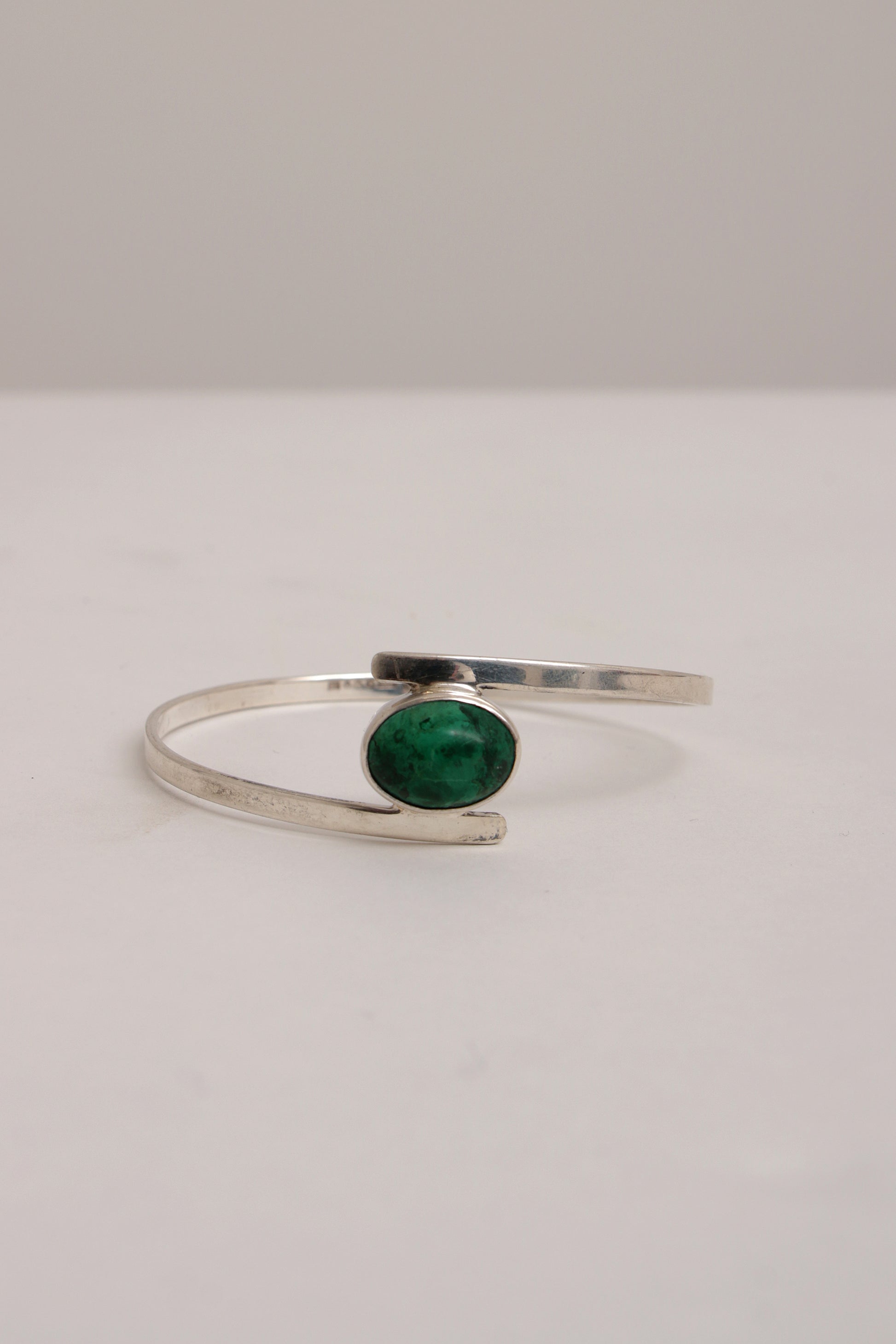 Mooi slanke armband met prachtige groene steen.
