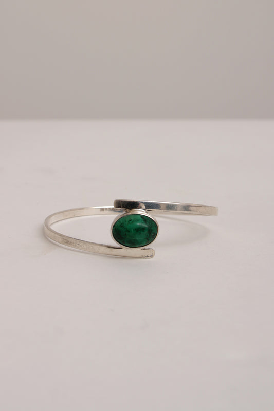 Mooi slanke armband met prachtige groene steen.