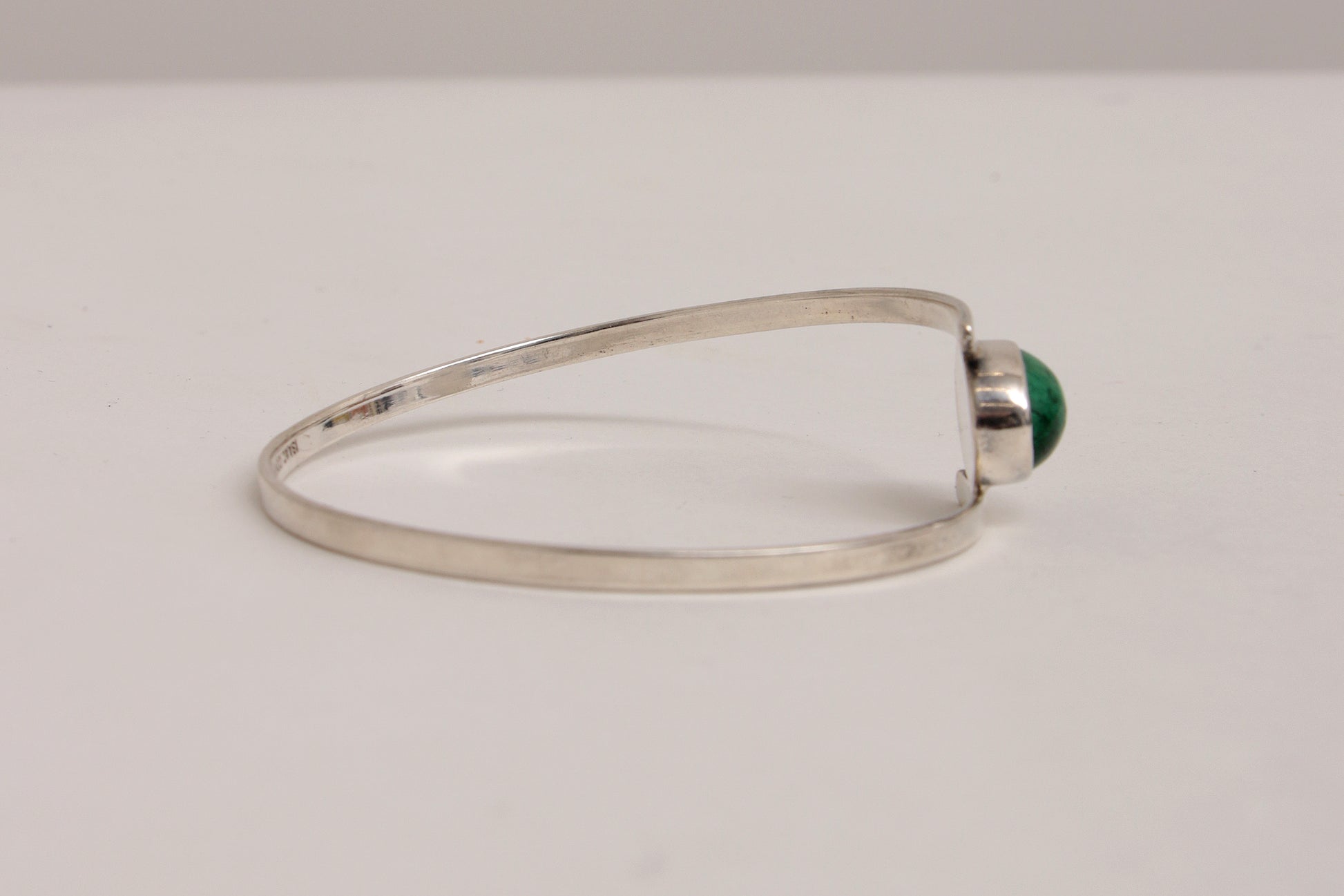 Mooi slanke armband met prachtige groene steen.