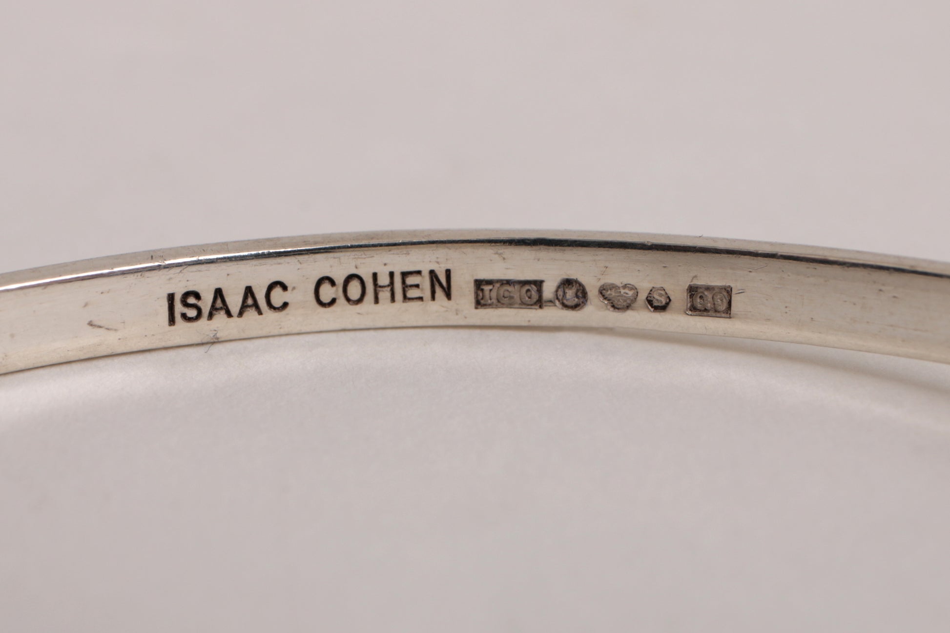 Mooi slanke armband met prachtige groene steen.