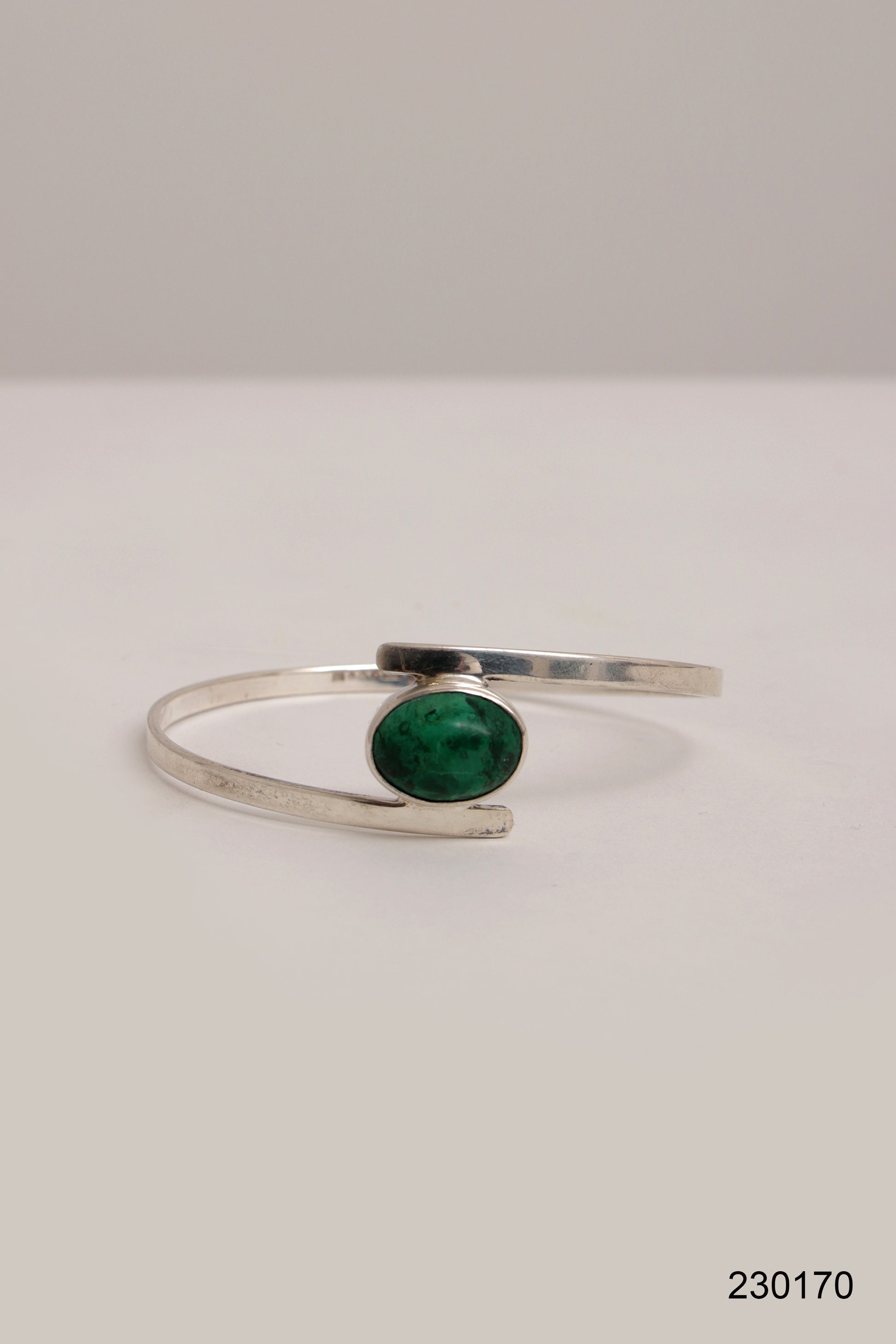 Mooi slanke armband met prachtige groene steen.