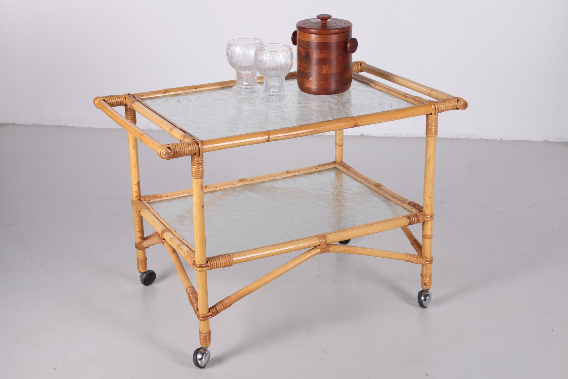 Vintage Bamboe Trolley en serveerwagen jaren60 sfeerfoto