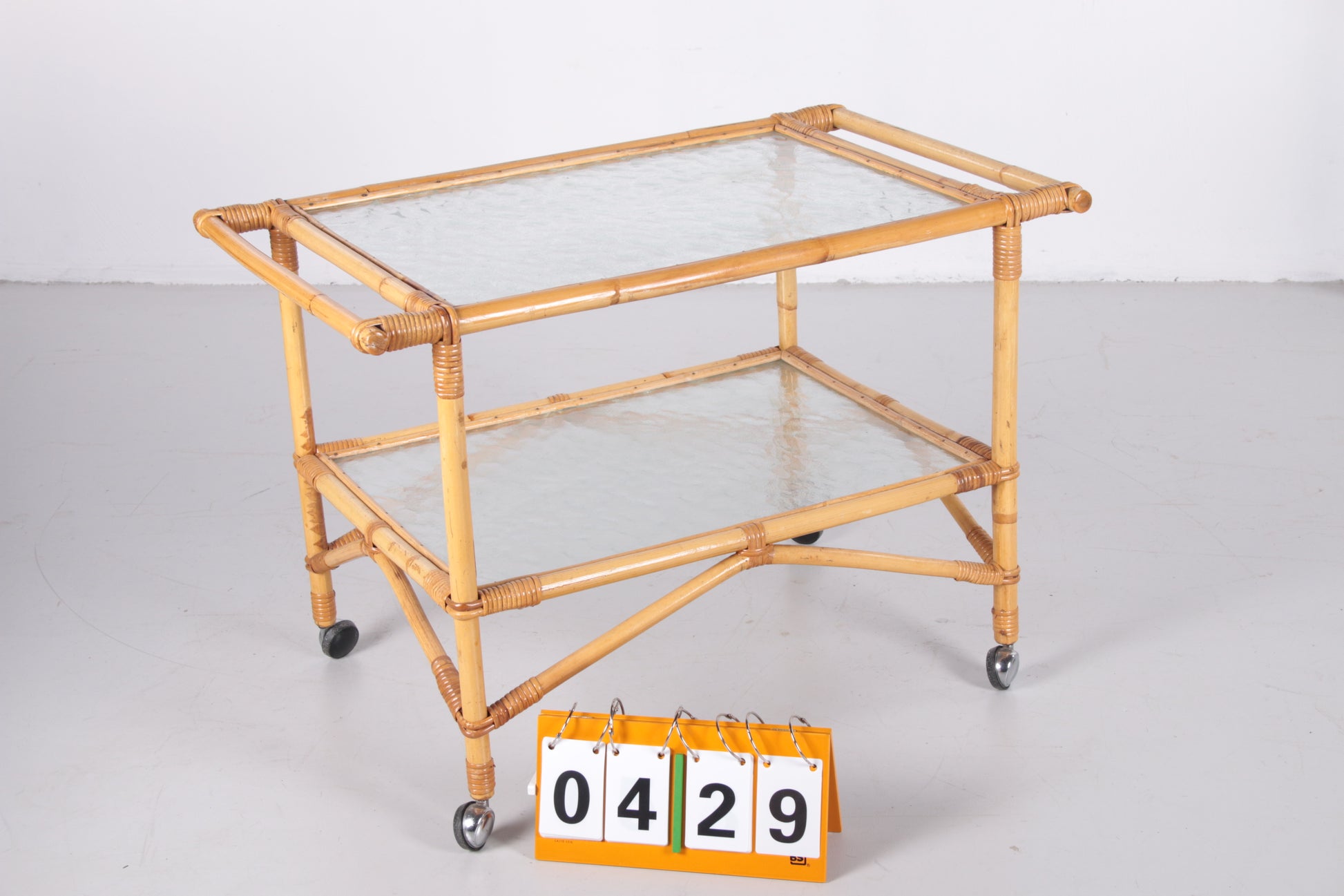 Vintage Bamboe Trolley en serveerwagen jaren60 voorkant schuin