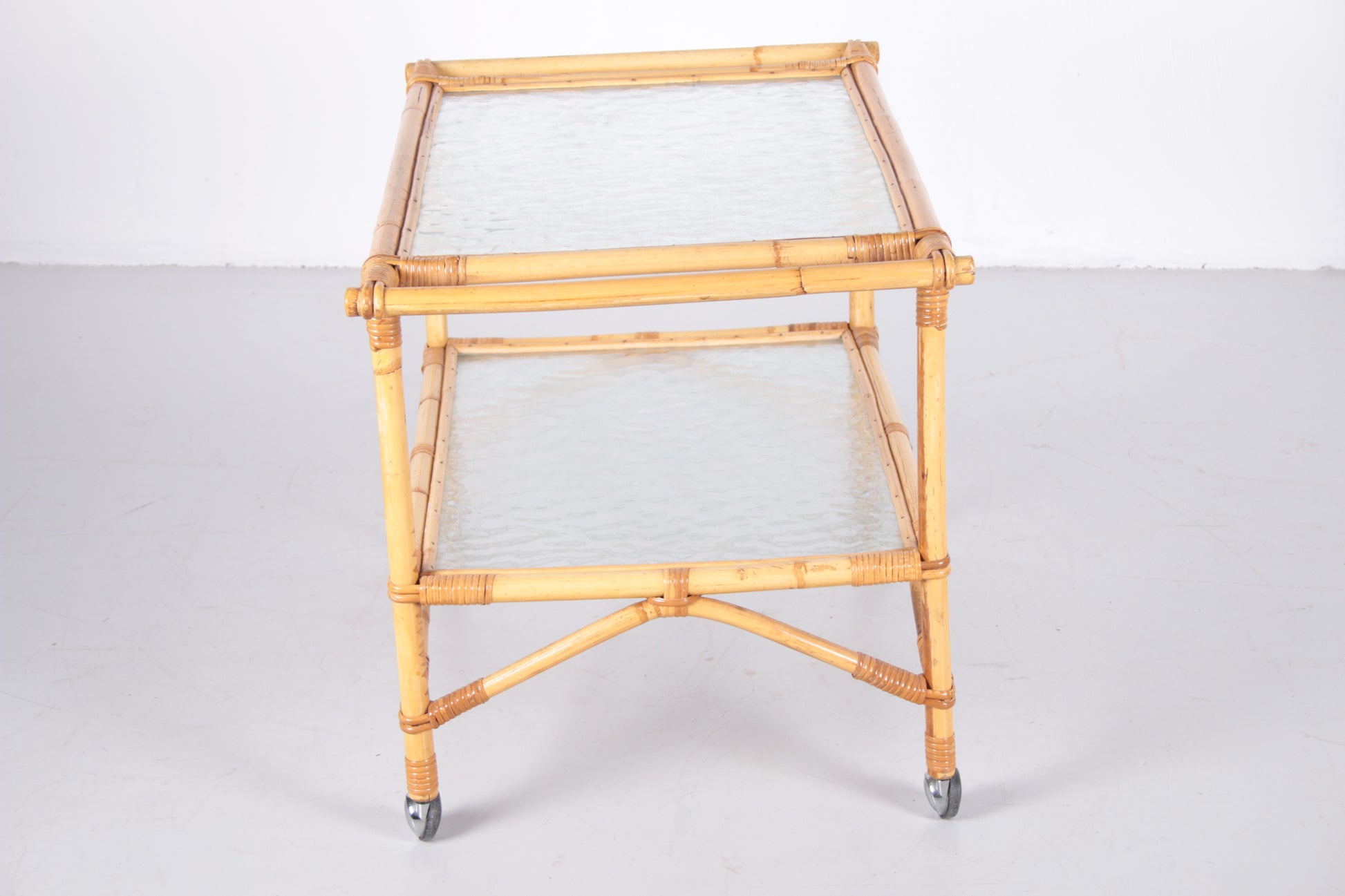 Vintage Bamboe Trolley en serveerwagen jaren60 zijkant