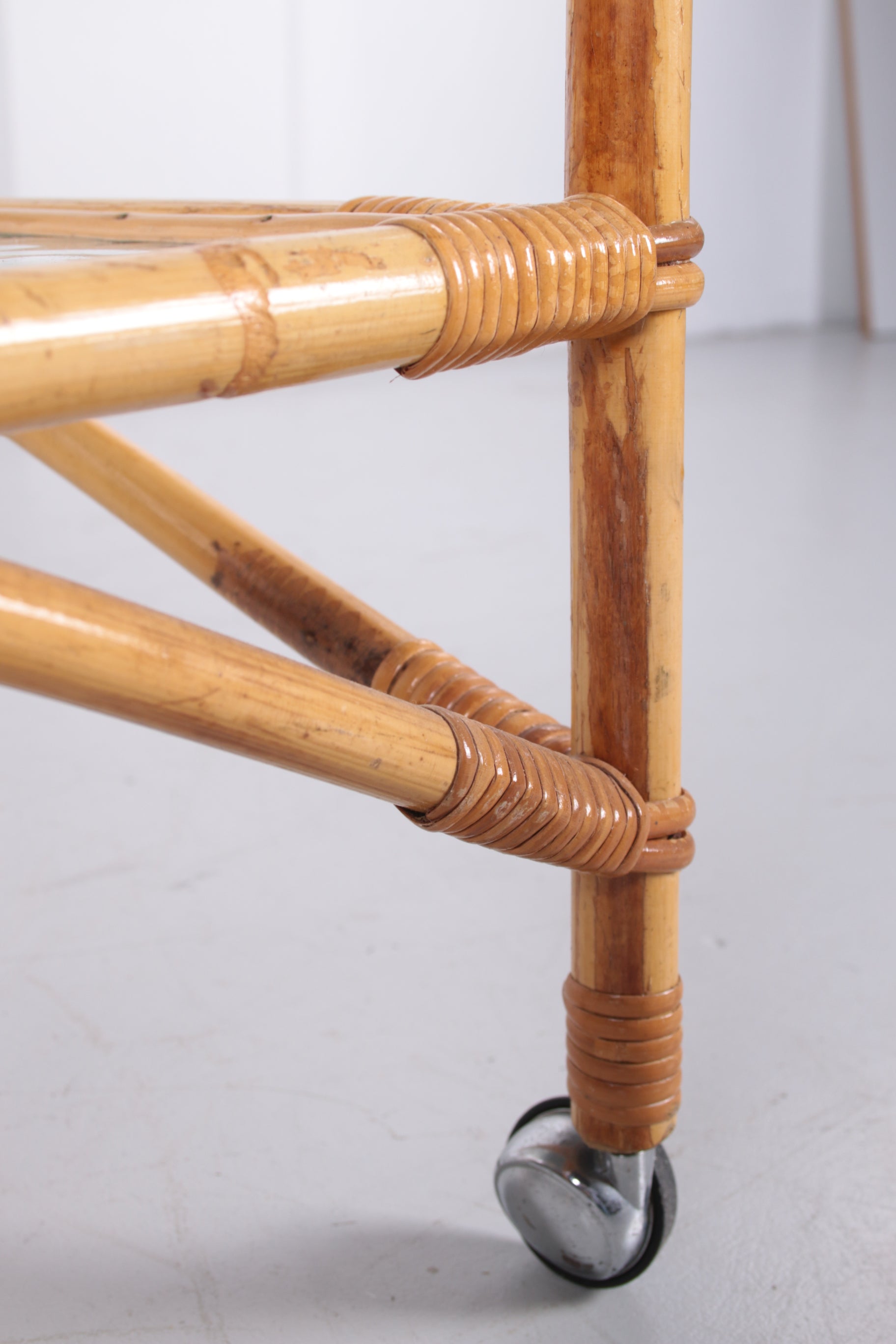 Vintage Bamboe Trolley en serveerwagen jaren60 detail rand onder en wiel