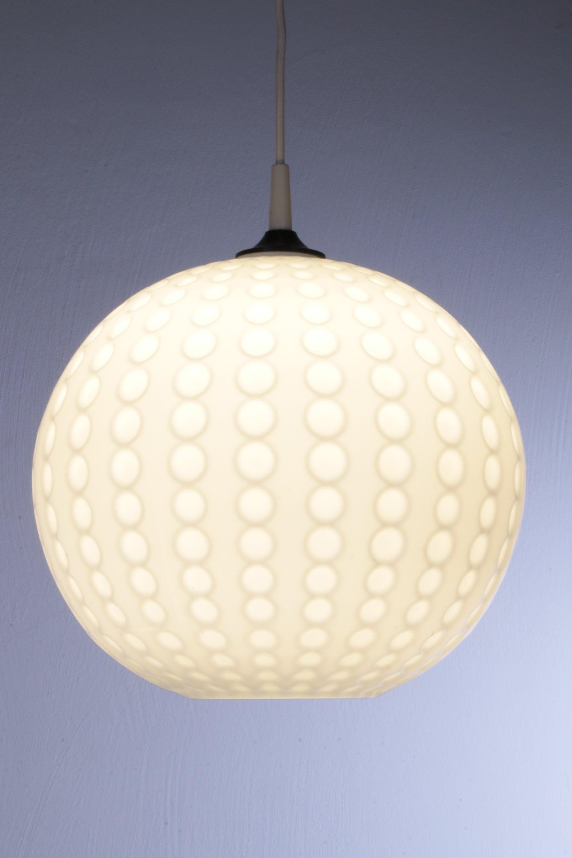 Vintage melkglas hanglamp  lamp aan