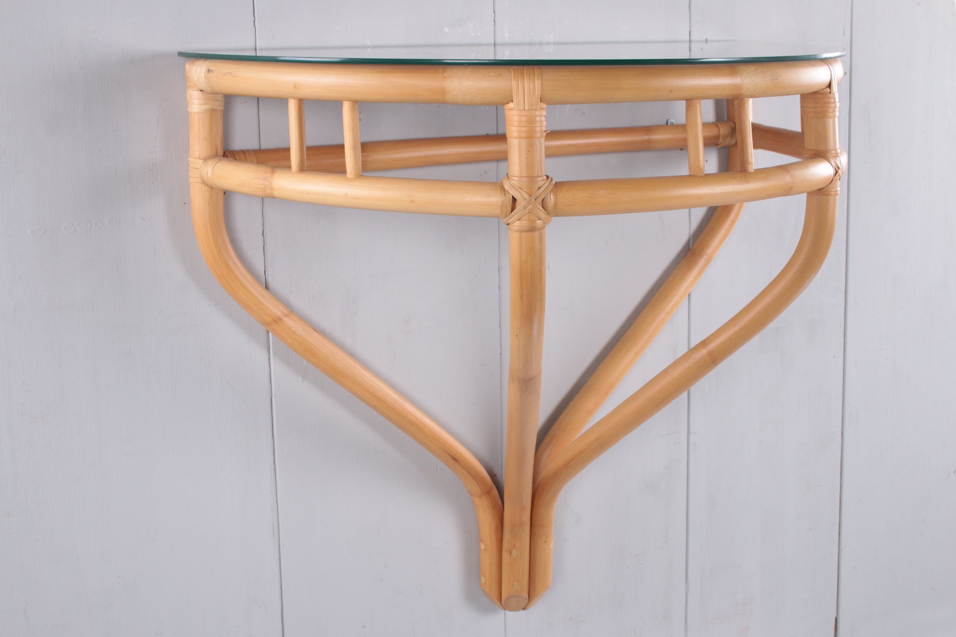 Bamboe side tafel met glasplaat voor aan de muur jaren60s zijkant