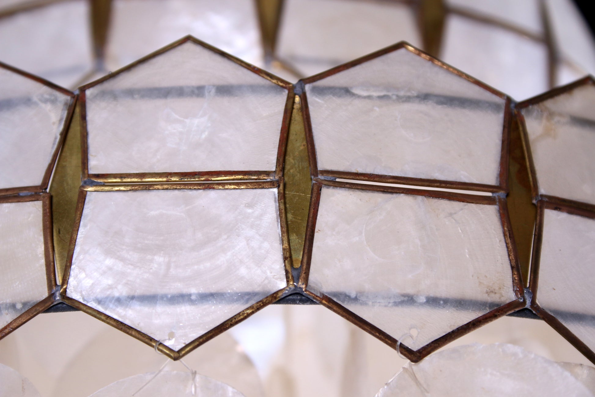 Vintage Windvanger kroonluchter gemaakt van Schelpen Verner Panton stijl jaren60 detail schelpen boven