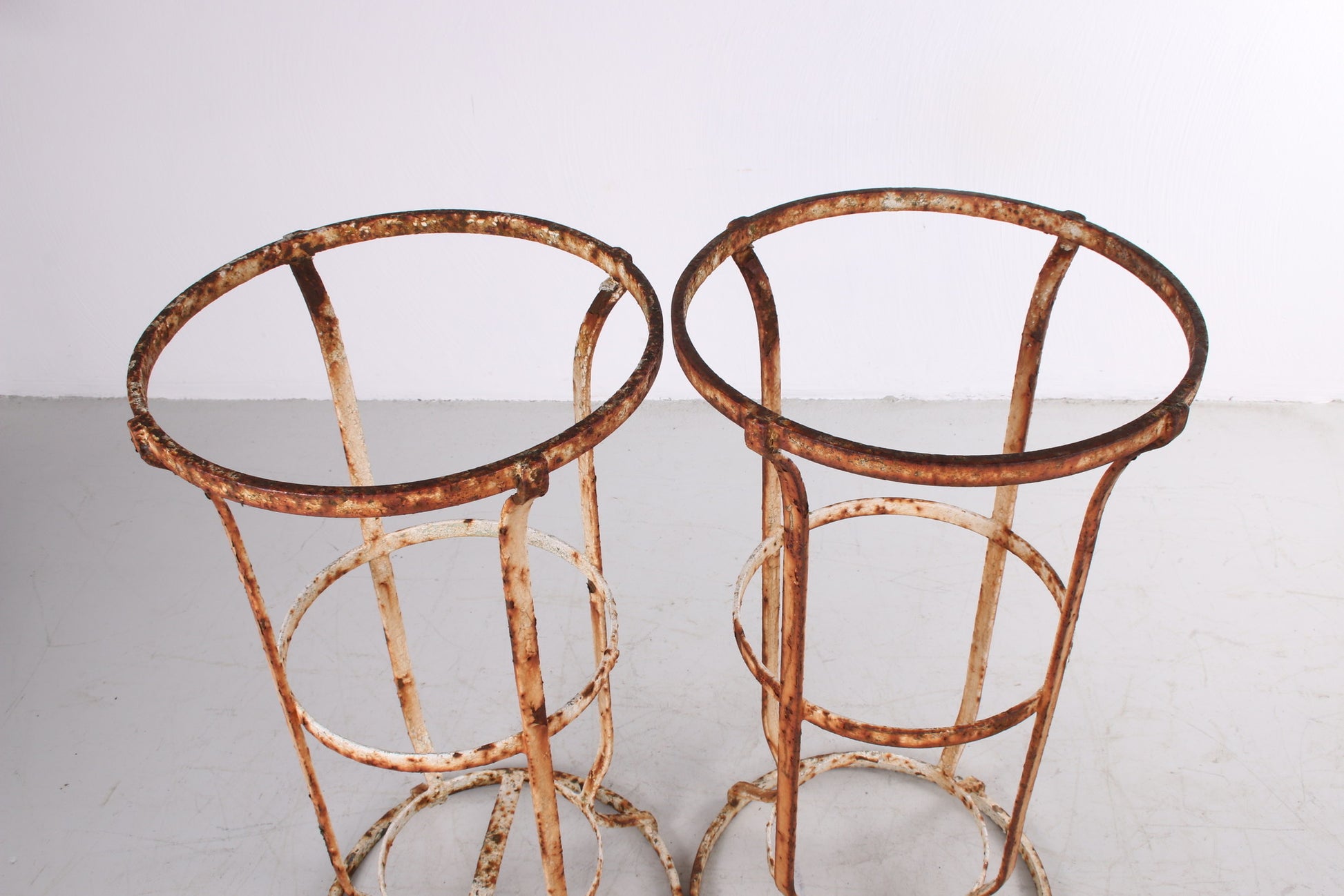 Zeer oude smeedijzeren Franse tuinstandaard een set van 2 met prachtige patina detail bovenkant