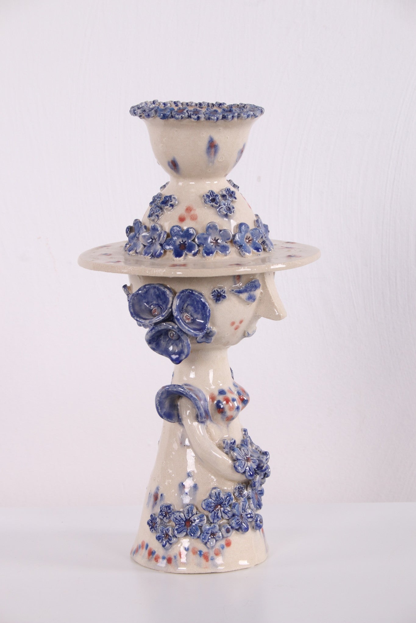 Deens Studio Keramiek Vrouw figuur met schaal en hoed als deksel 1960s zijkant