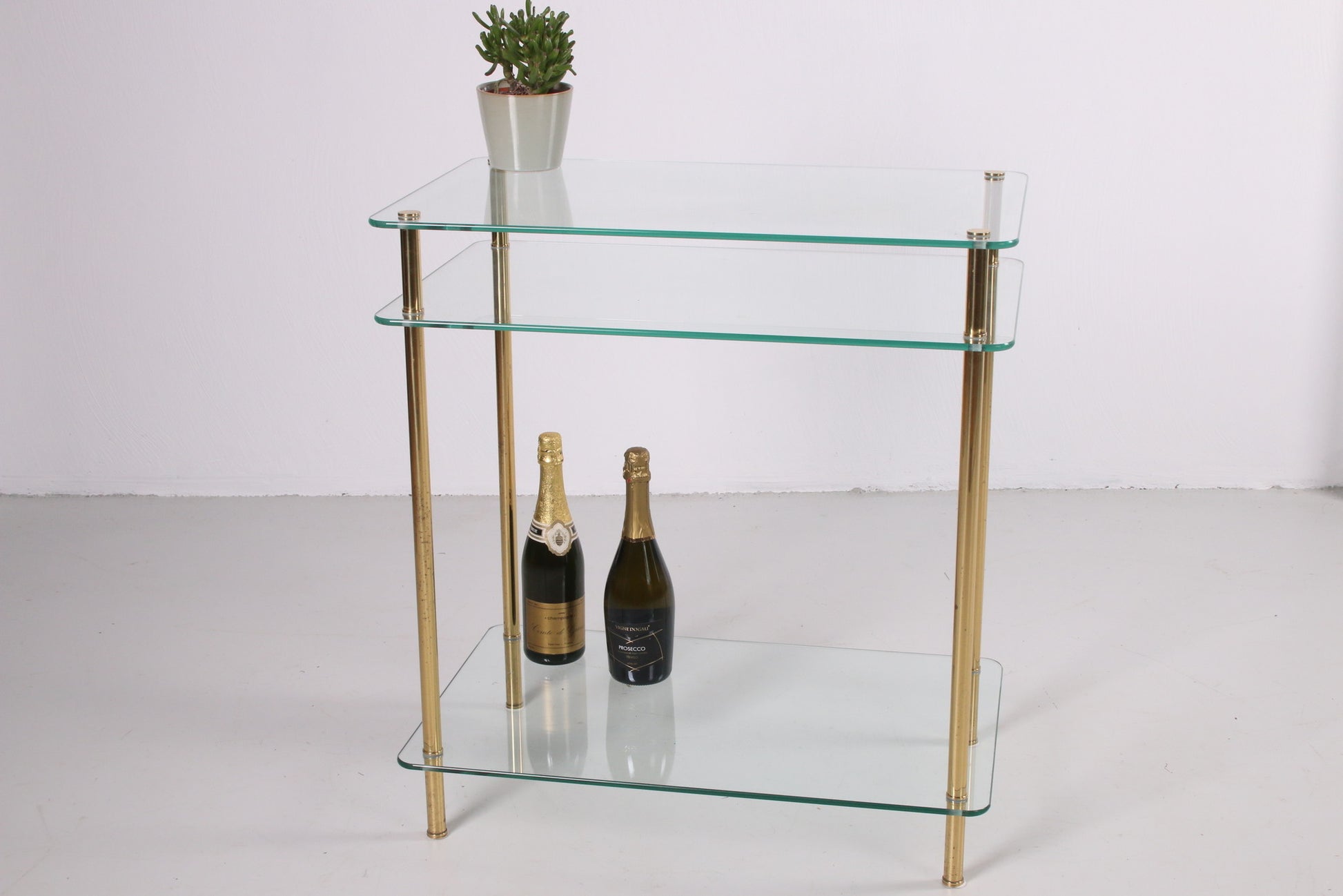 Hollywood Regency Bijzettafel met goudkleurige poten sfeerfoto