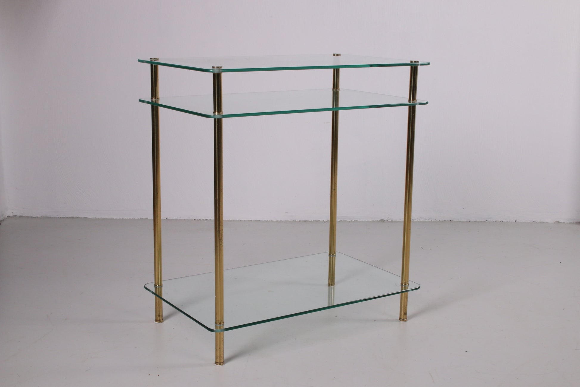 Hollywood Regency Bijzettafel met goudkleurige poten voorkant schuin