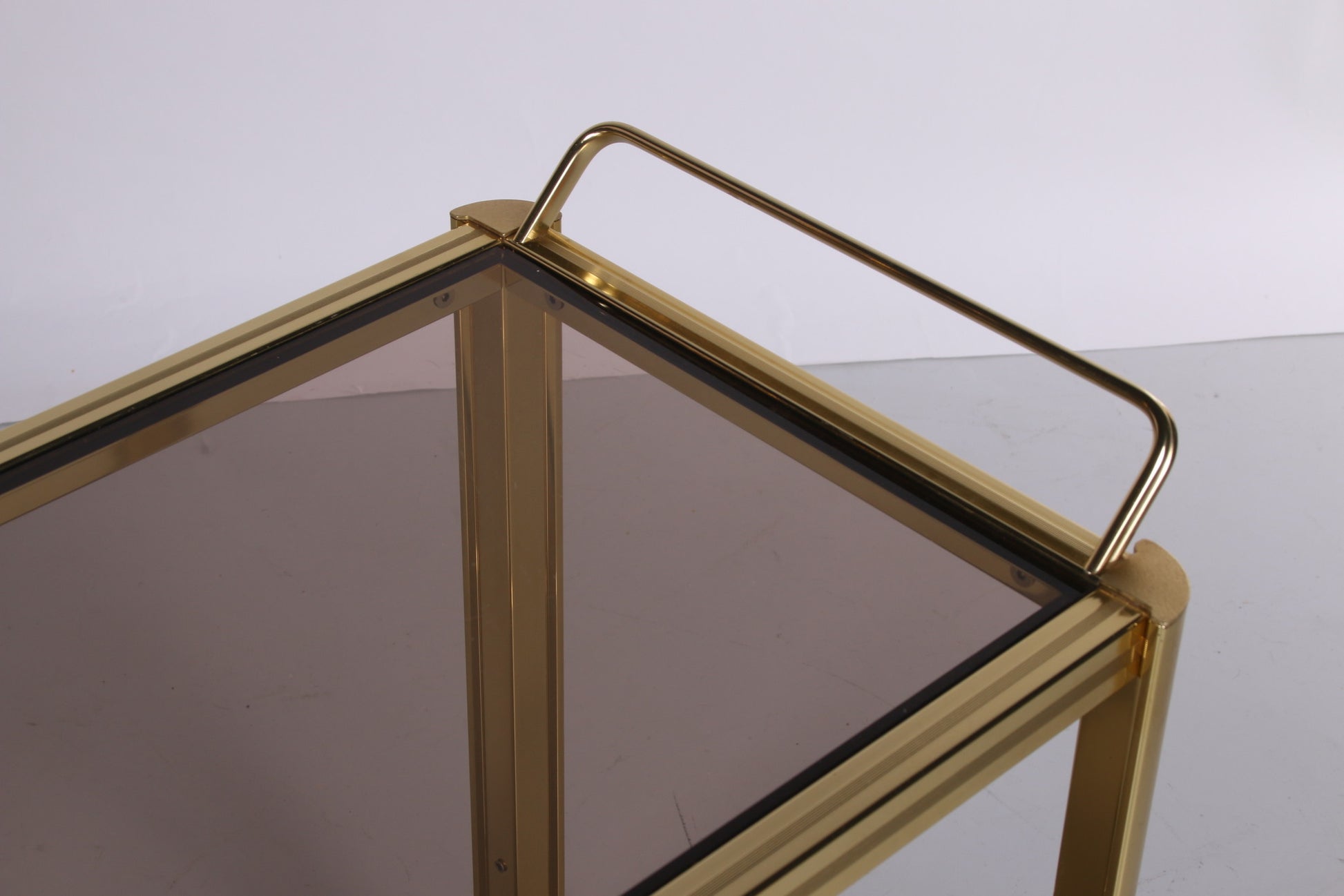 Hollywood Regency trolley met gerookt glas detail handvat