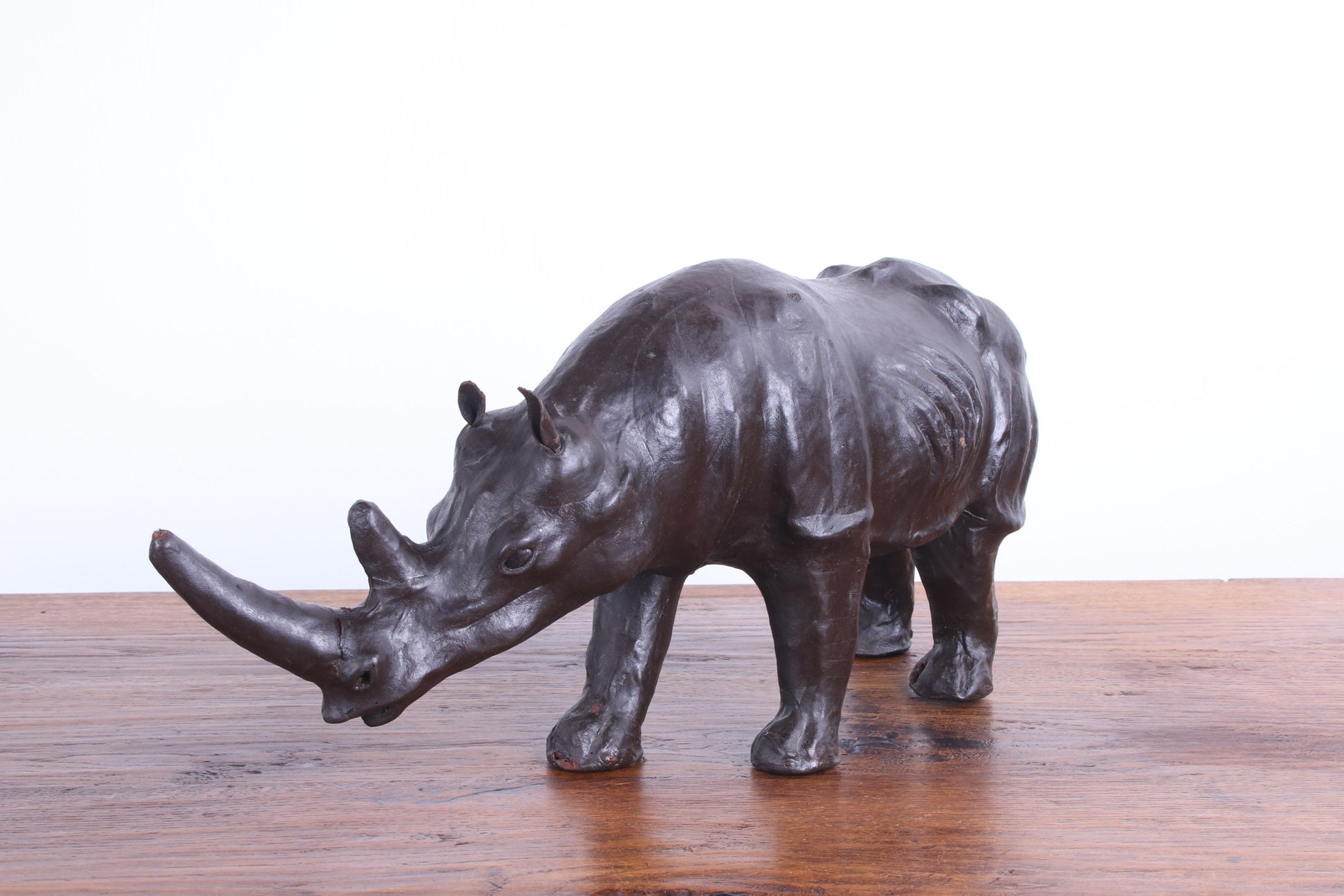 Oude Engelse leren Neushoorn gemaakt in de jaren 50 voorkant schuin