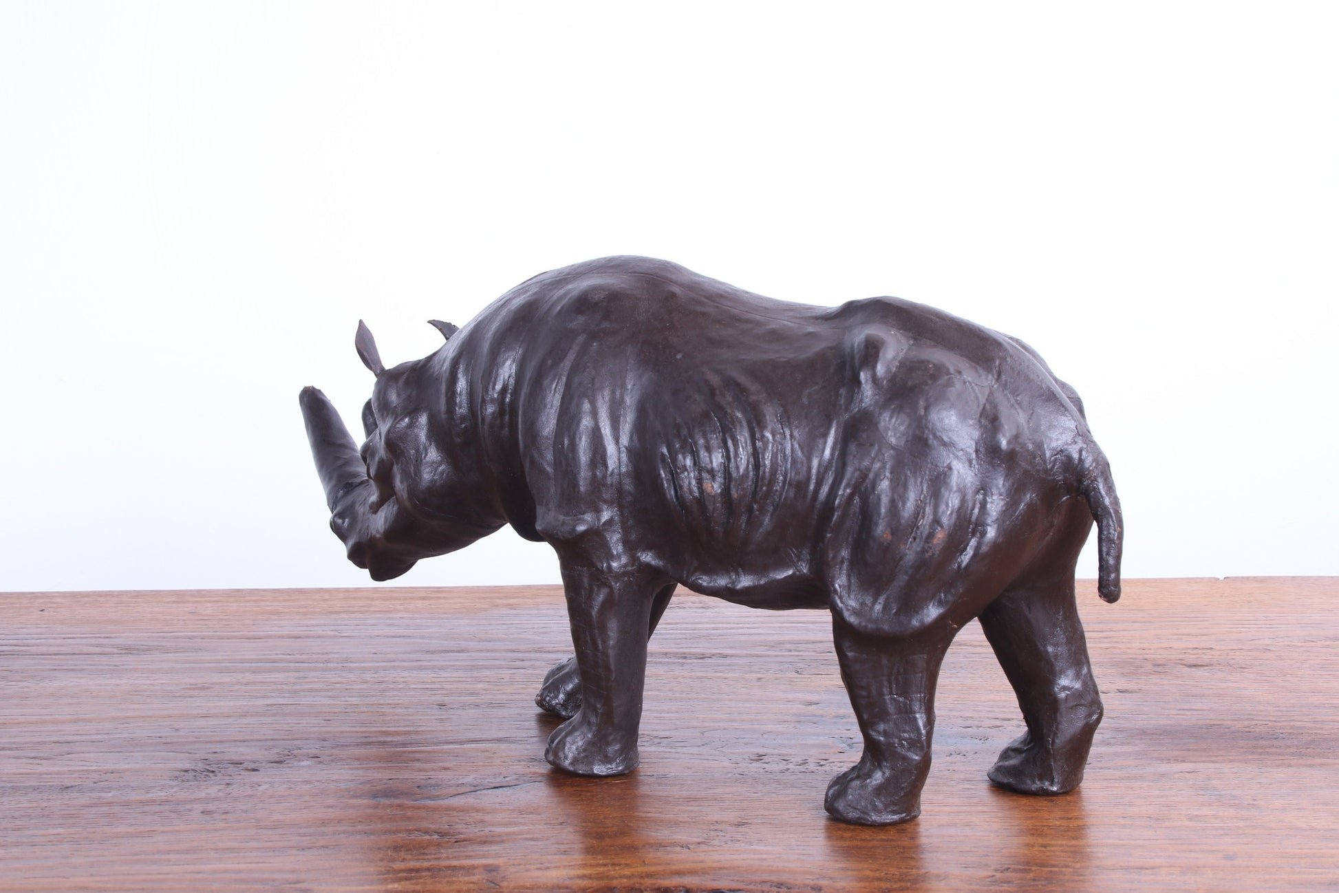 Oude Engelse leren Neushoorn gemaakt in de jaren 50 zijkant