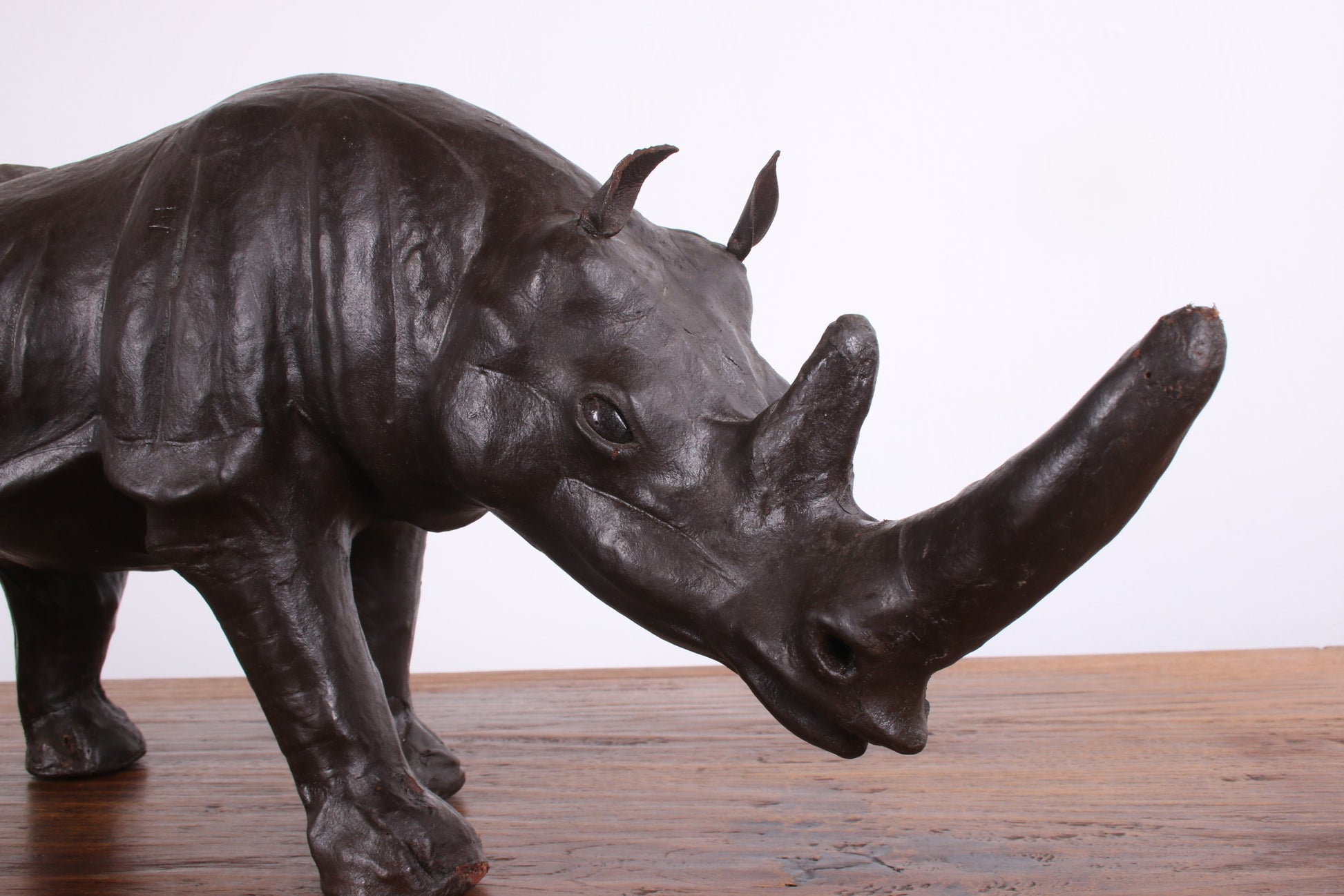 Oude Engelse leren Neushoorn gemaakt in de jaren 50 detail hoofd
