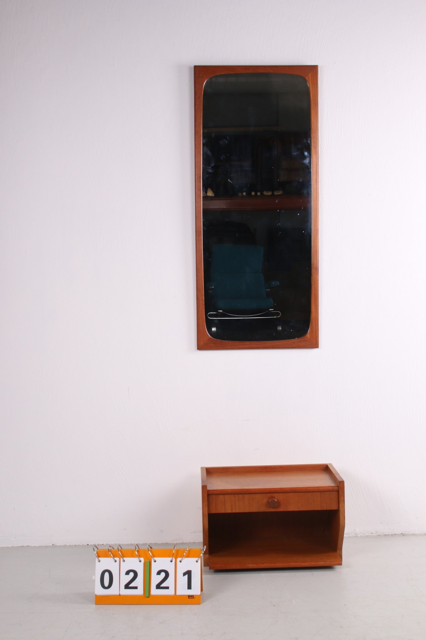 Teak houten Gang set spiegel met zwevend ladenkastje jaren60 voorkant spiegel opgehangen