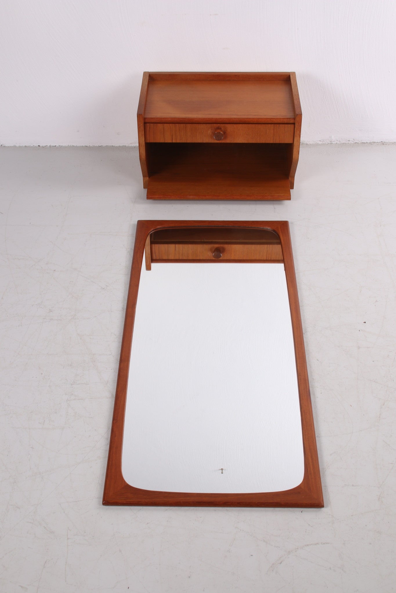Teak houten Gang set spiegel met zwevend ladenkastje jaren60 voorkant