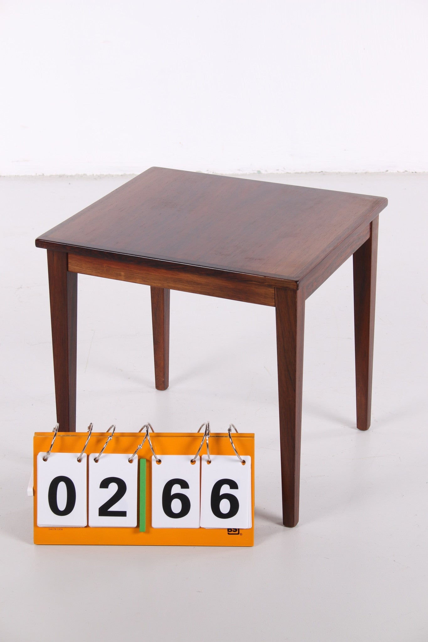Mooi Pallisander plantentafel of bijzettafel jaren60 voorkant schuin
