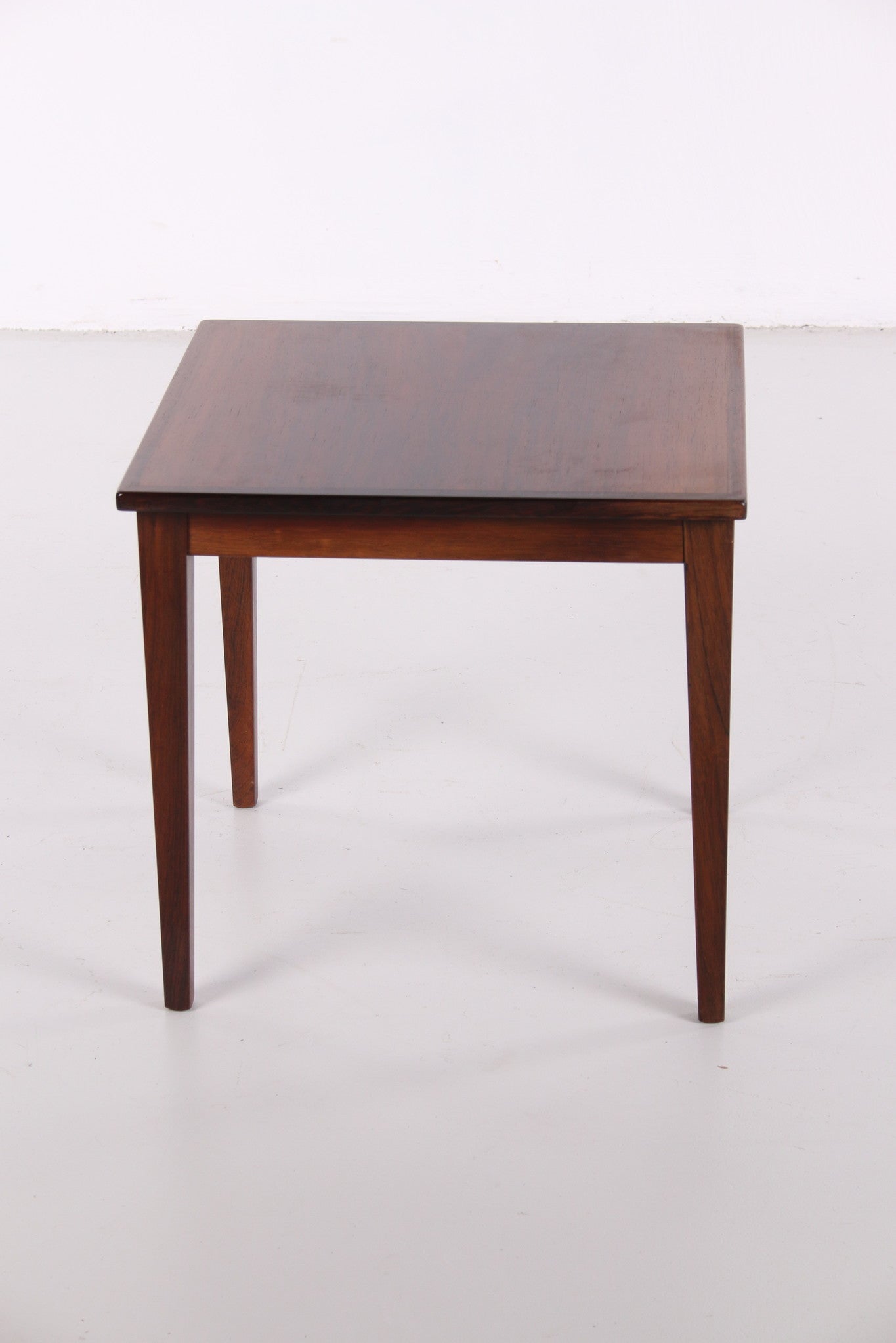 Mooi Pallisander plantentafel of bijzettafel jaren60 zijkant