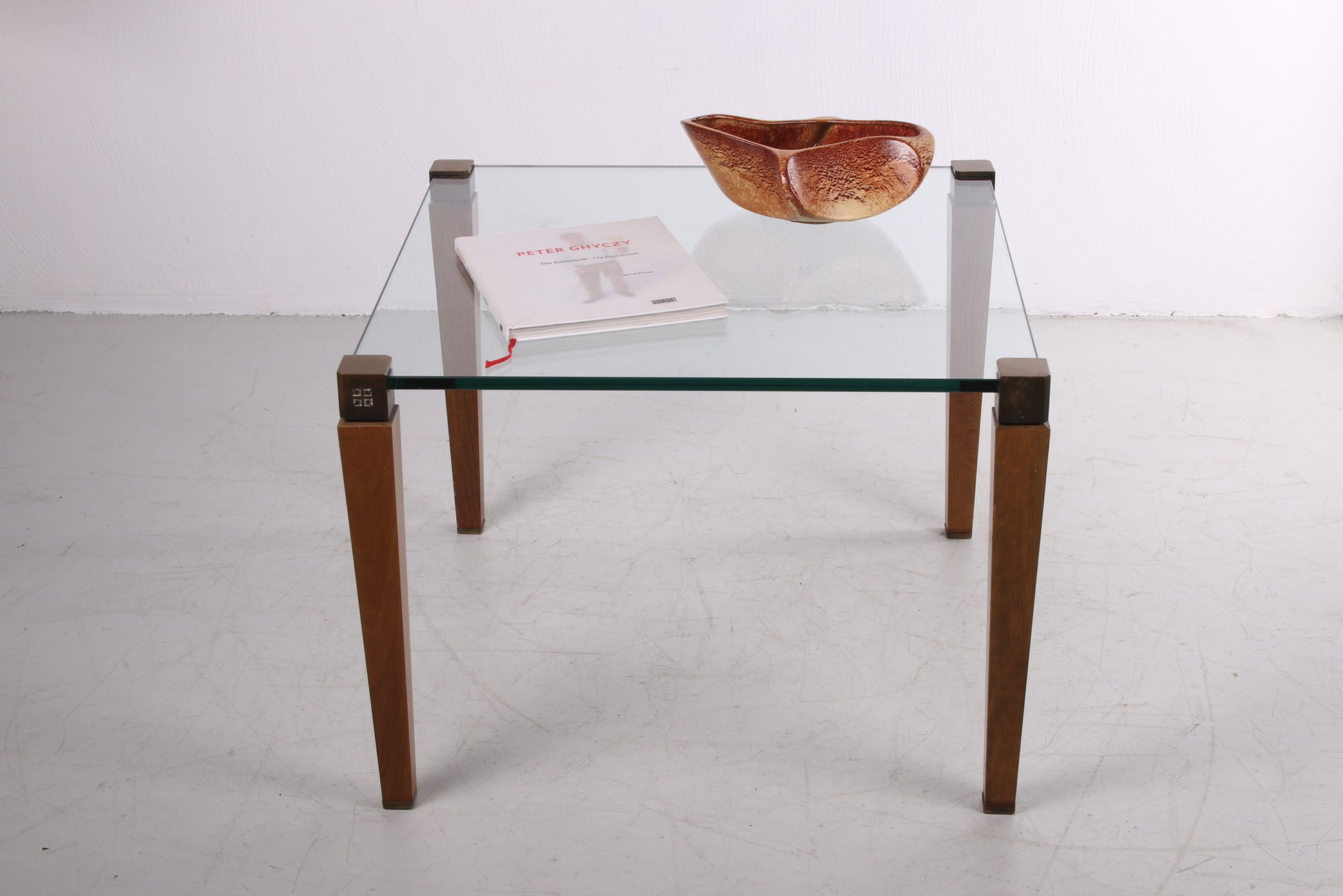 Peter Ghyzcy Salontafel met houten poten Model T 56/2 sfeerfoto