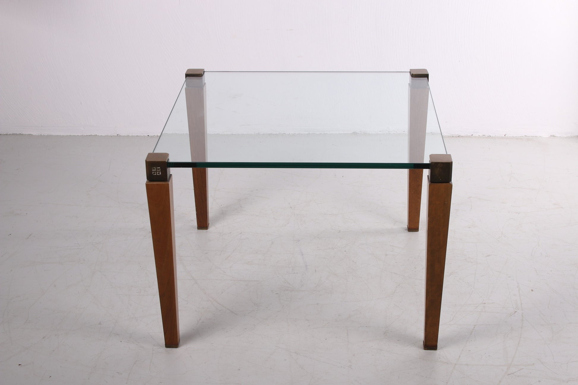 Peter Ghyzcy Salontafel met houten poten Model T 56/2 voorkant