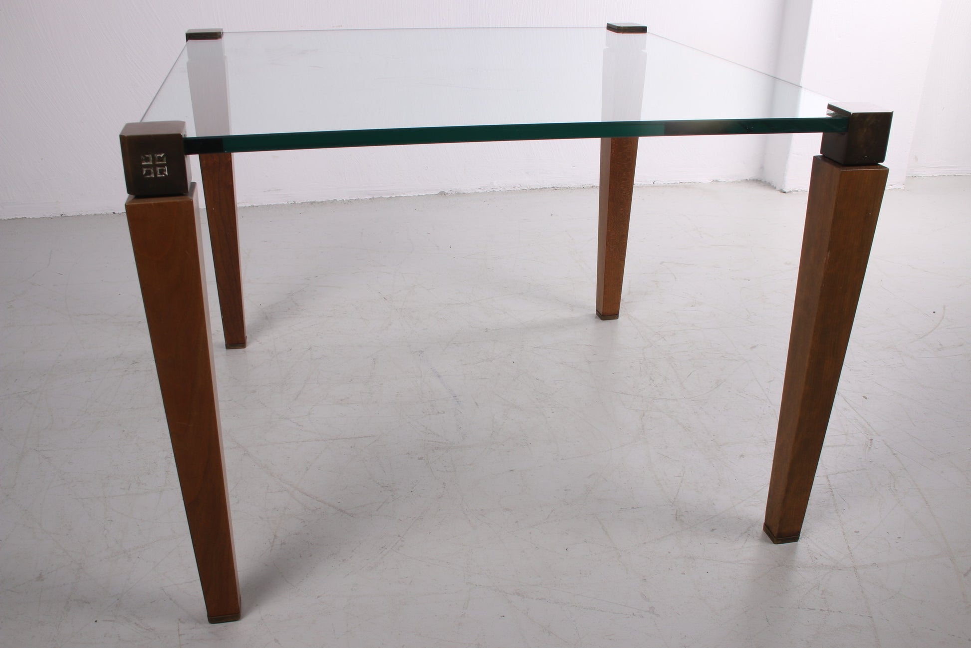 Peter Ghyzcy Salontafel met houten poten Model T 56/2 voorkant
