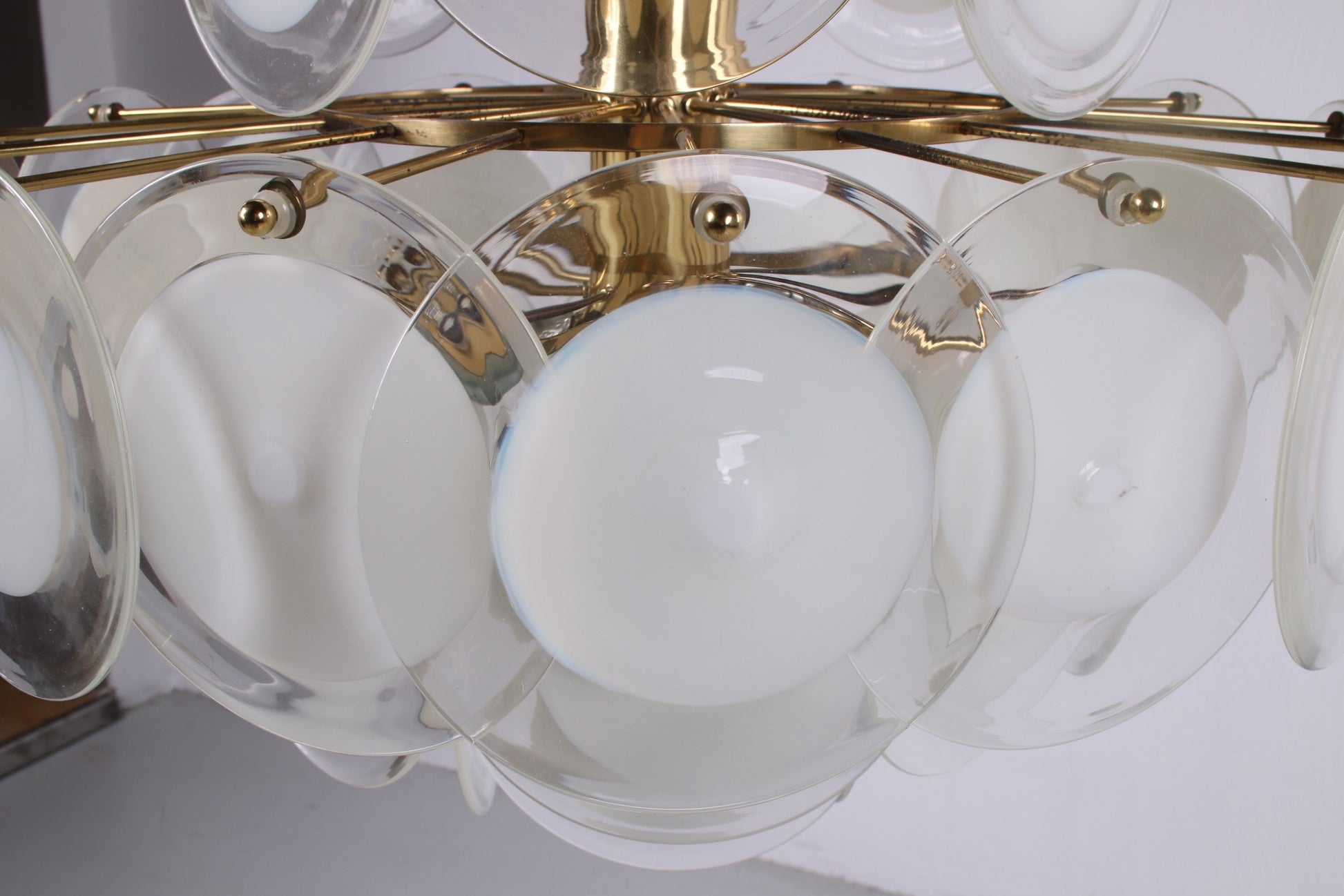Murano witte kroonluchter gemaakt door AV Mazzega Italie detail glas