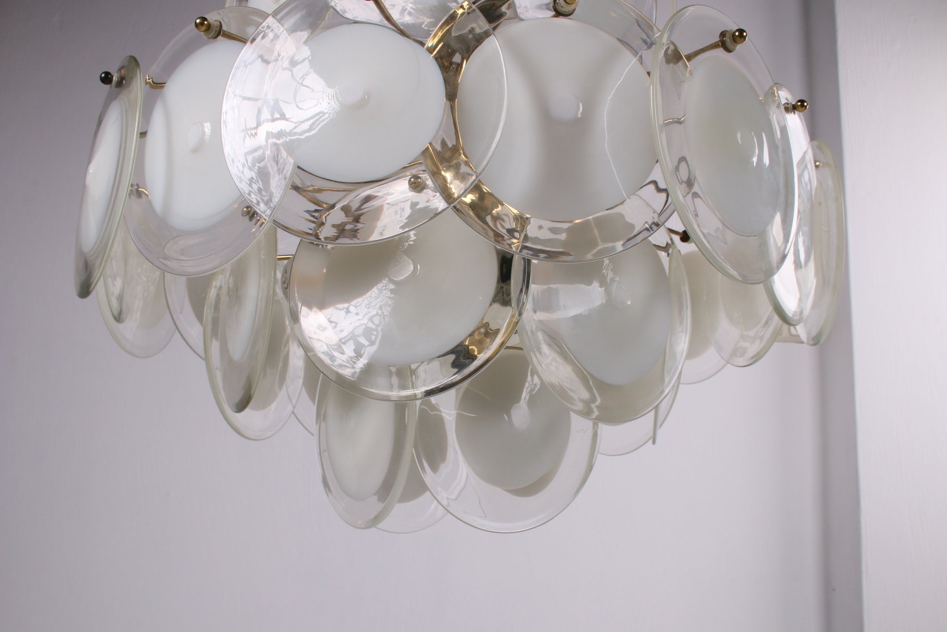 Murano witte kroonluchter gemaakt door AV Mazzega Italie detail glas onder