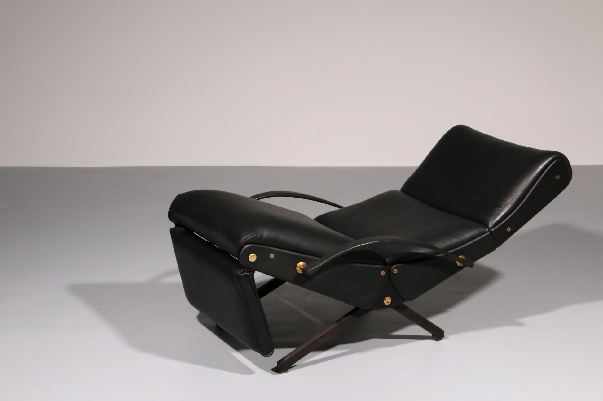 Italian Black Leather Adjustable P40 Relax Chair by Osvaldo Borsani Tecno.