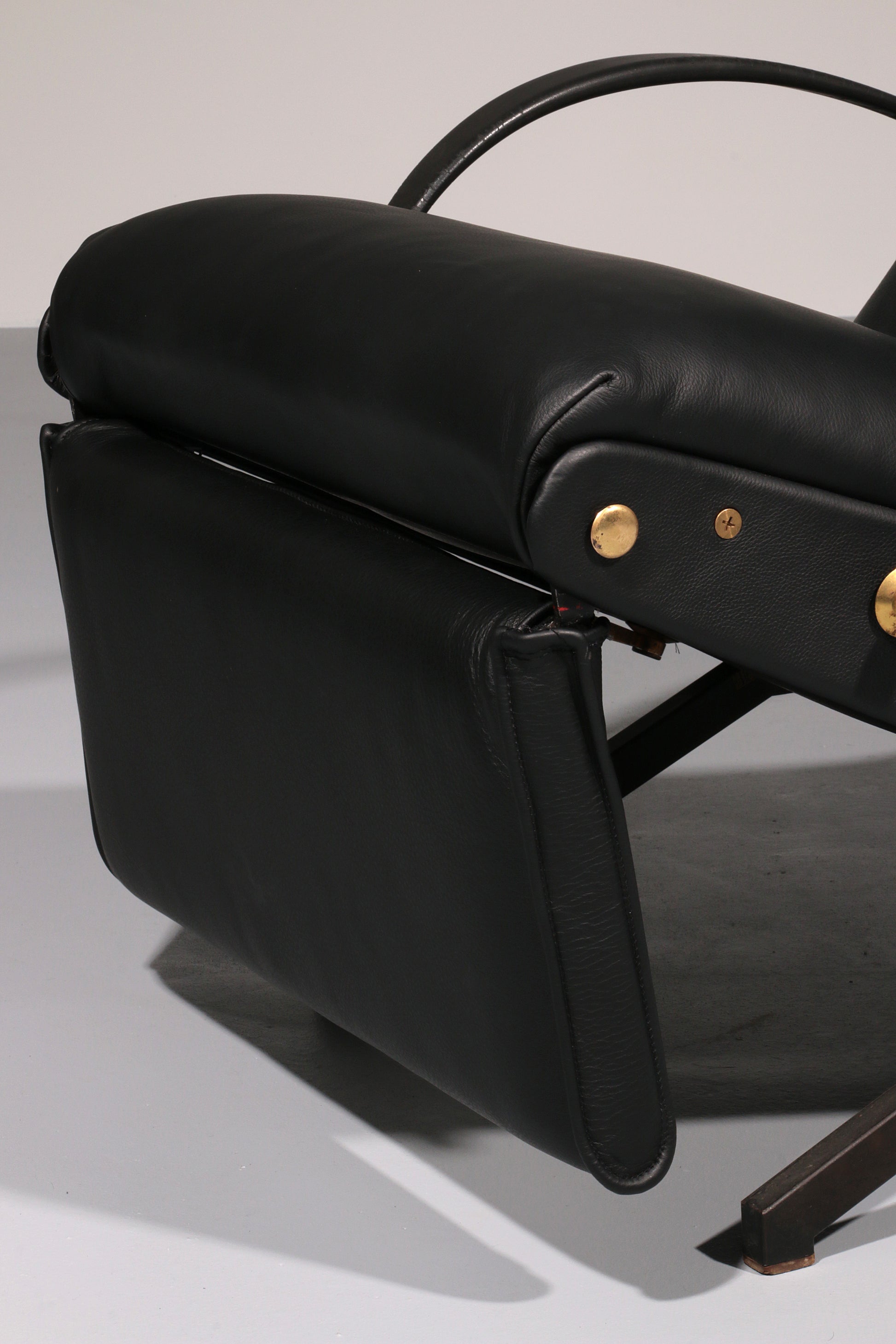 Italian Black Leather Adjustable P40 Relax Chair by Osvaldo Borsani Tecno.