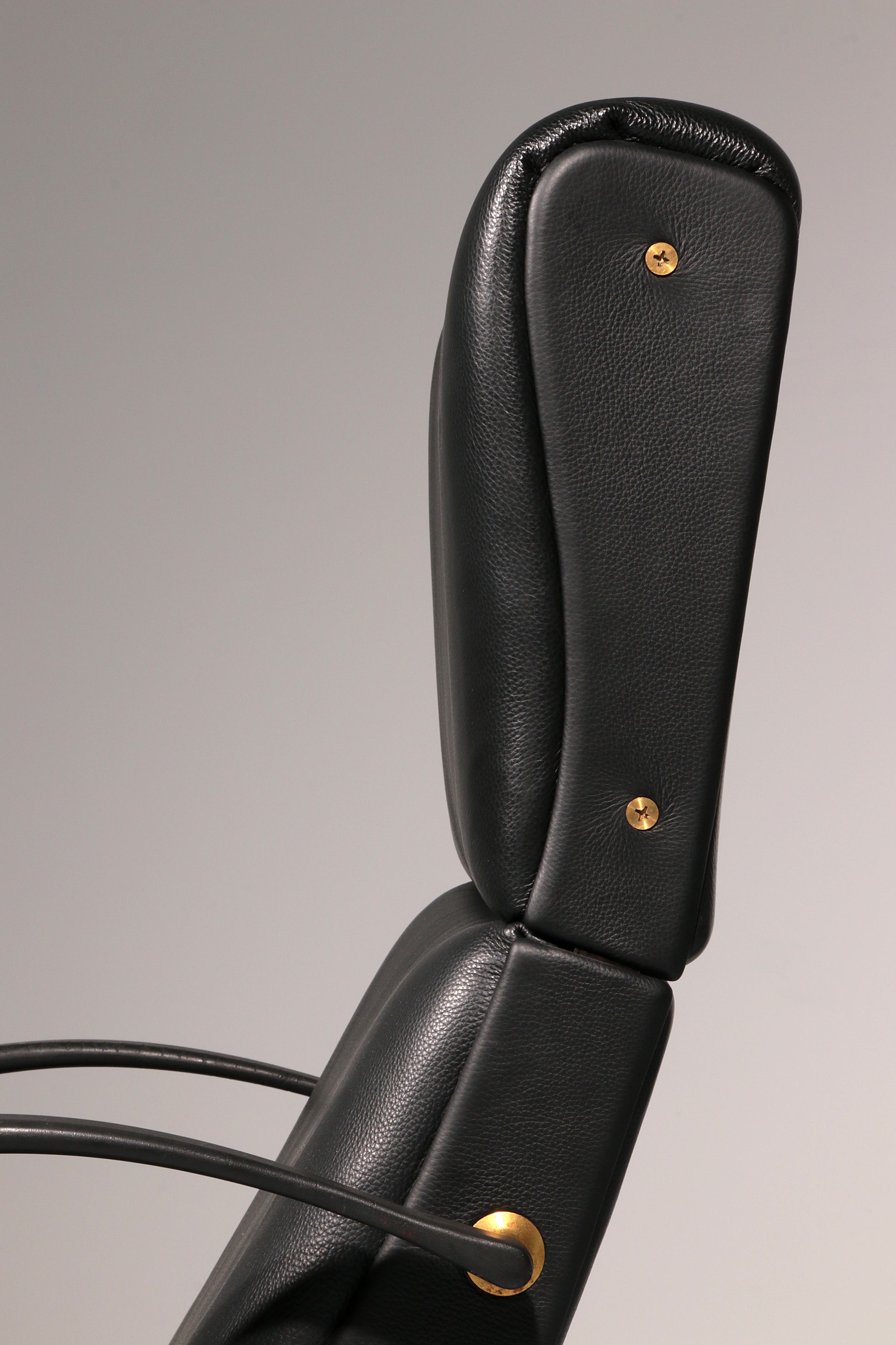 Italian Black Leather Adjustable P40 Relax Chair by Osvaldo Borsani Tecno.