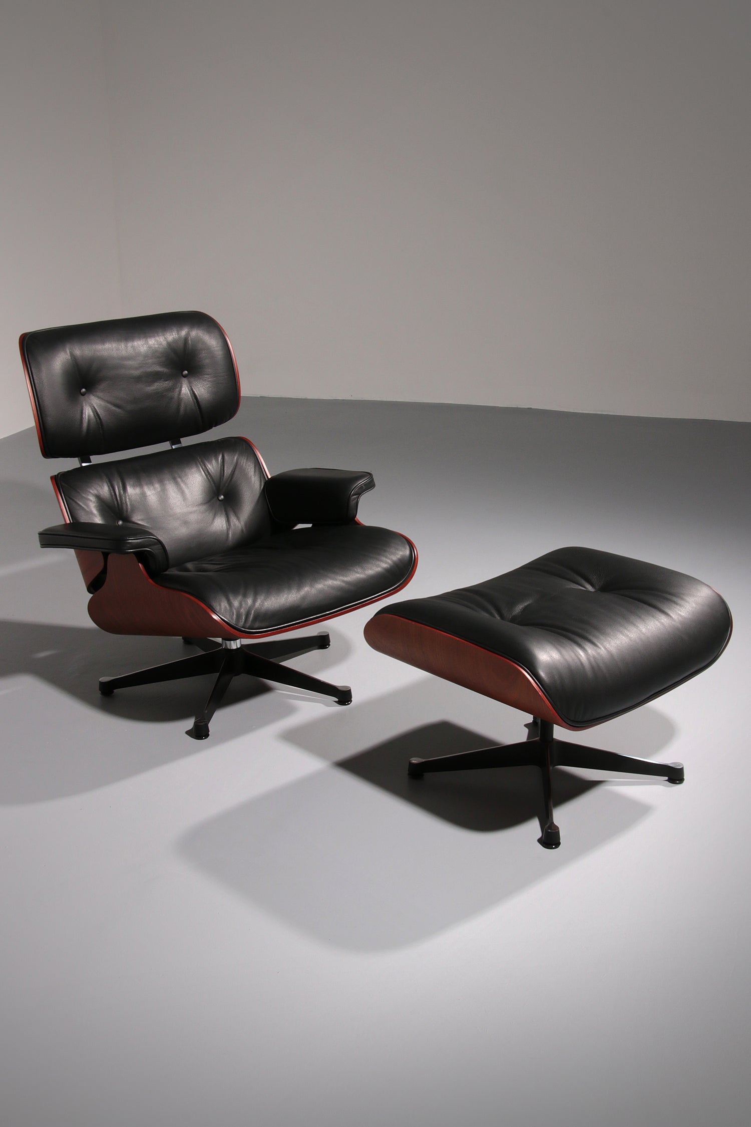 Vitra Eames Lounge Chair & Ottoman in Black leather