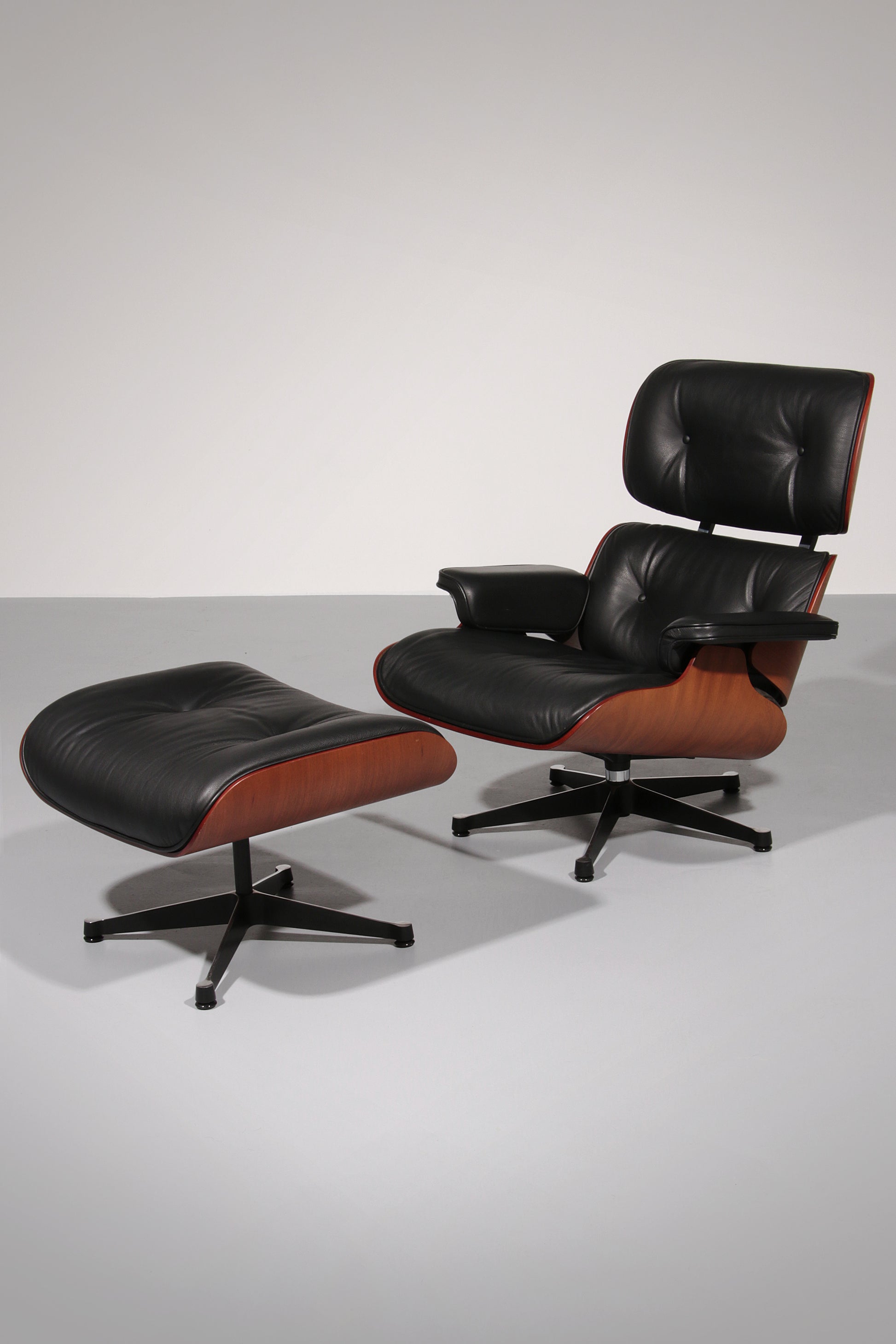 Vitra Eames Lounge Chair & Ottoman in Black leather