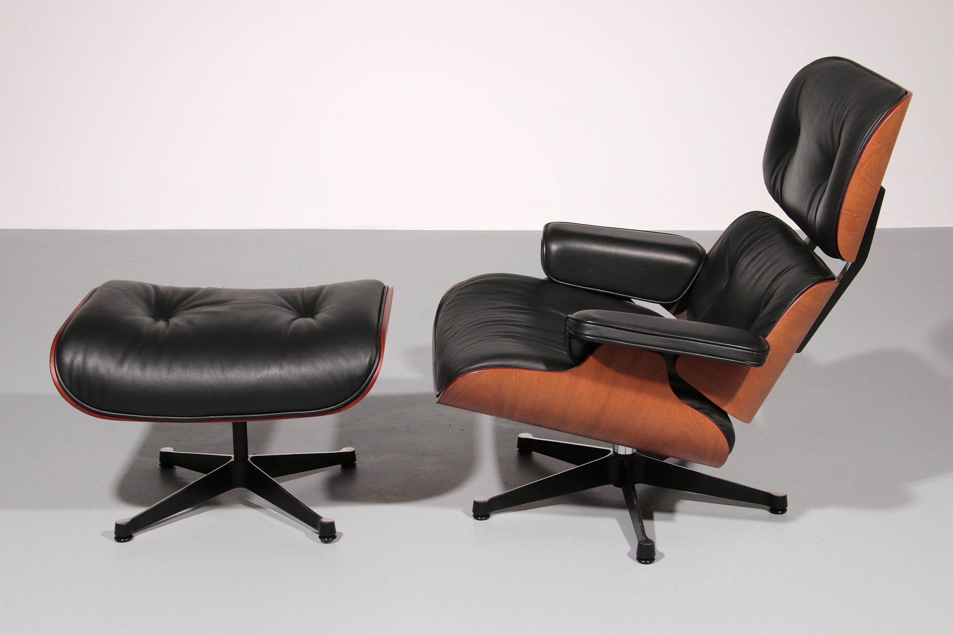 Vitra Eames Lounge Chair & Ottoman in Black leather