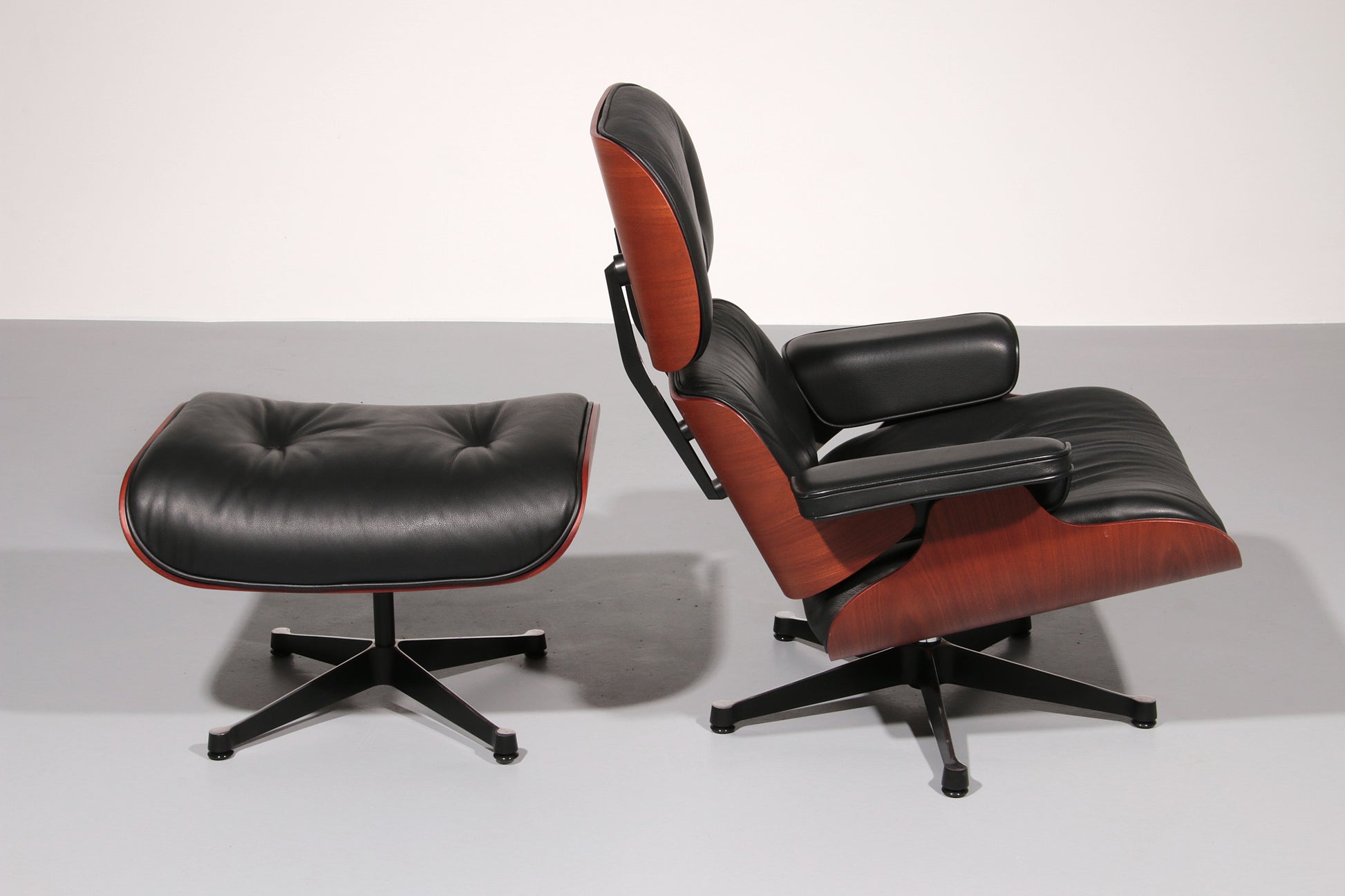 Vitra Eames Lounge Chair & Ottoman in Black leather