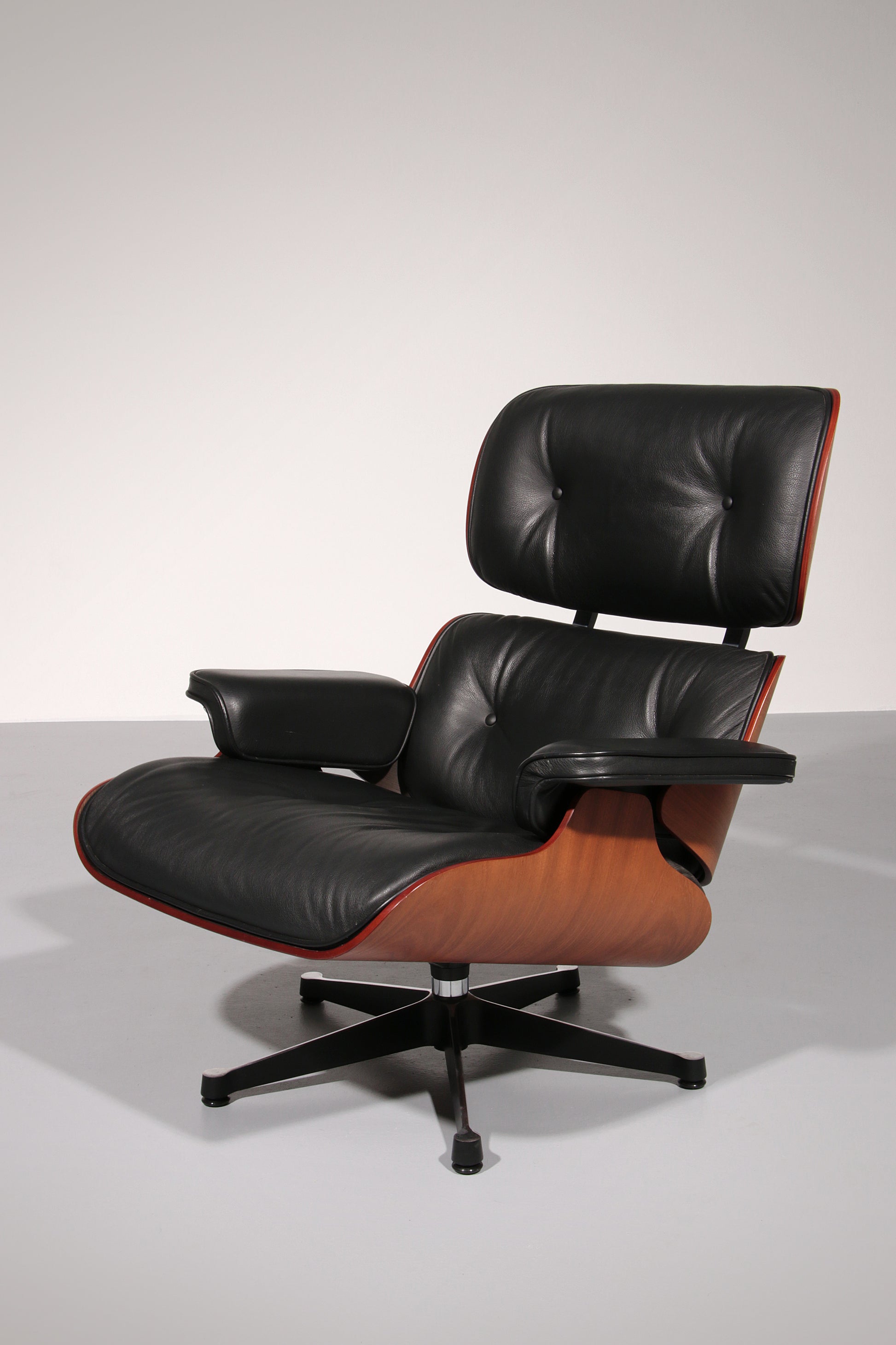 Vitra Eames Lounge Chair & Ottoman in Black leather