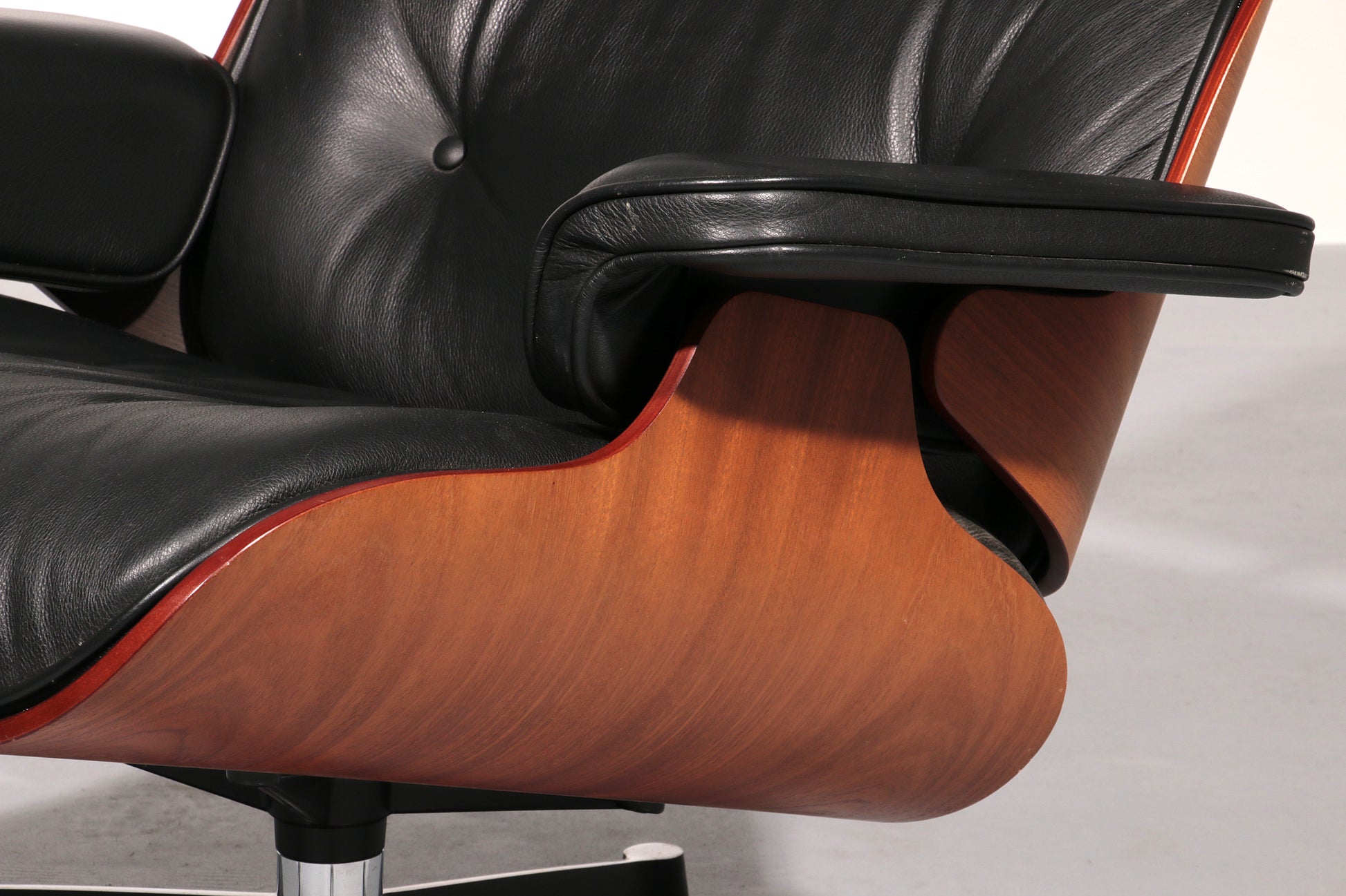 Vitra Eames Lounge Chair & Ottoman in Black leather