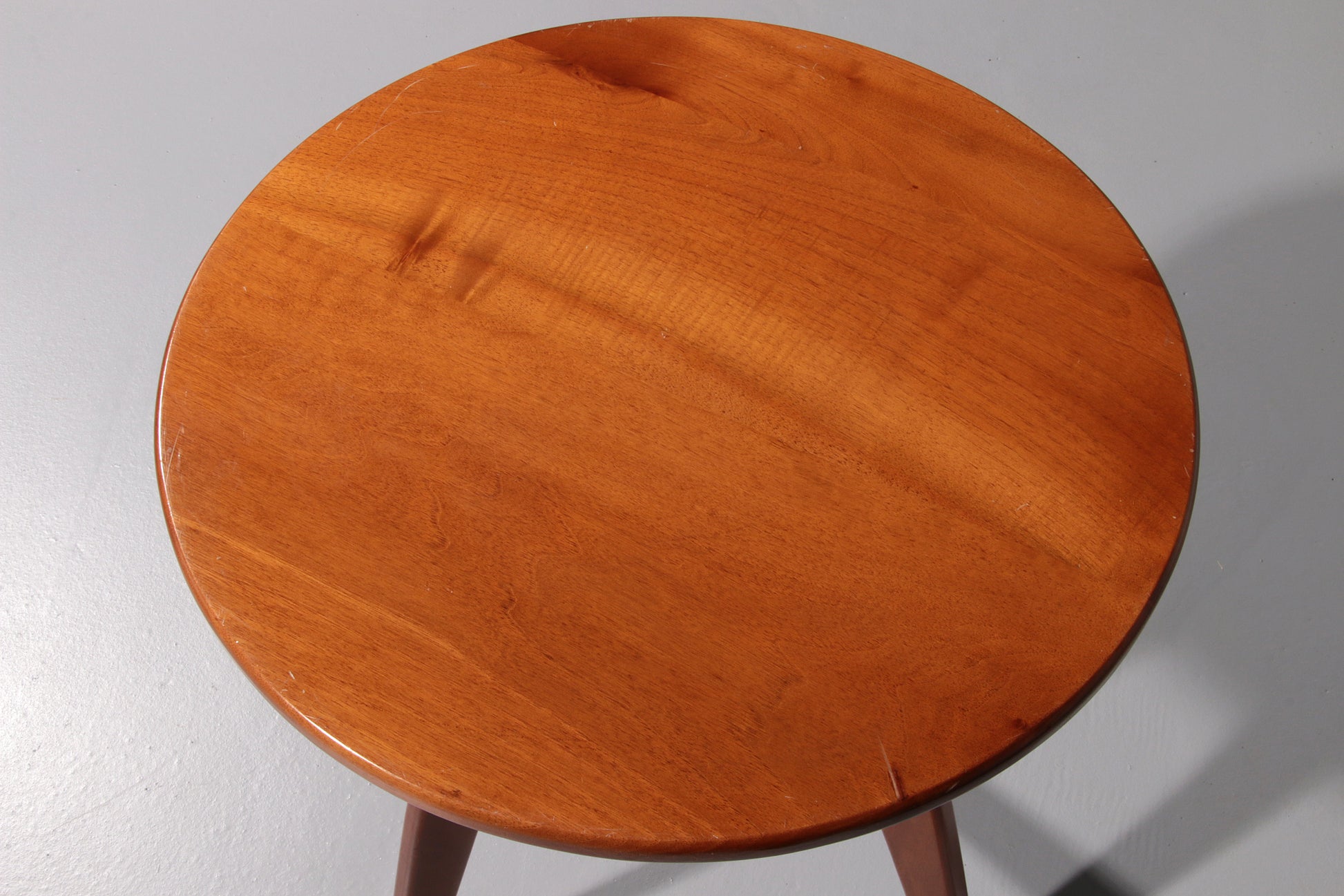 Italian Craftsmanship Round Side Table from the 60s