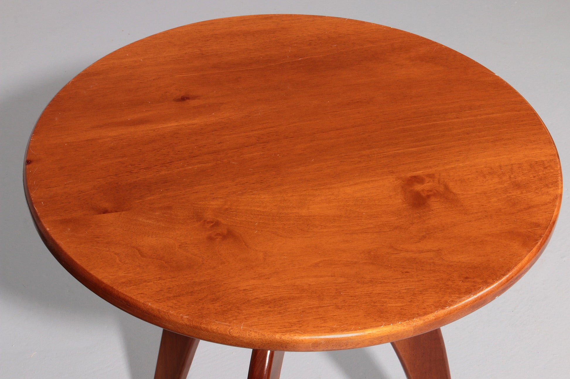 Italian Craftsmanship Round Side Table from the 60s