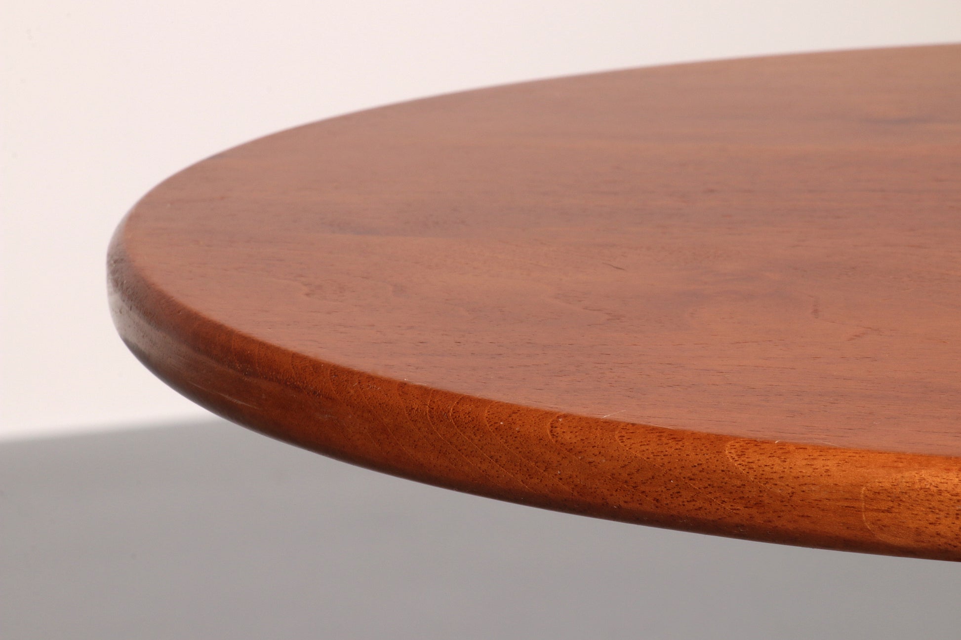 Italian Craftsmanship Round Side Table from the 60s