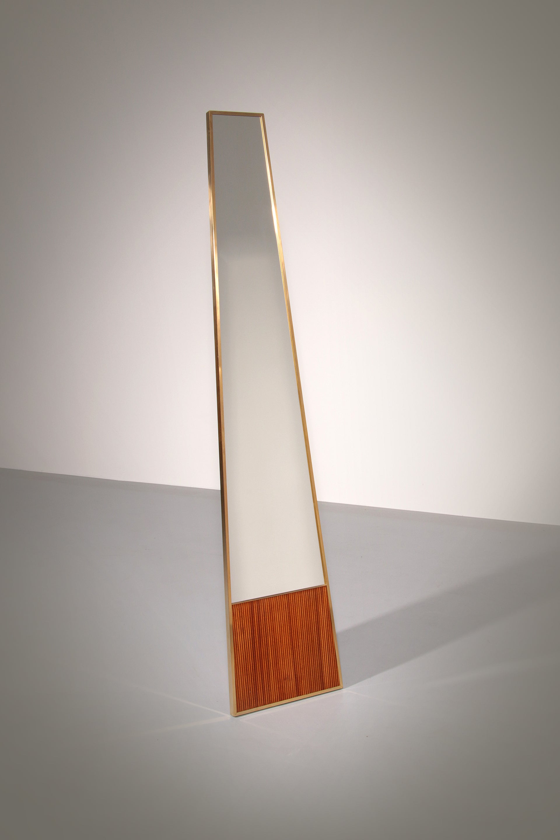 Italian Elegance – 1970s Freestanding Mirror with Brass and Oak Details 1960