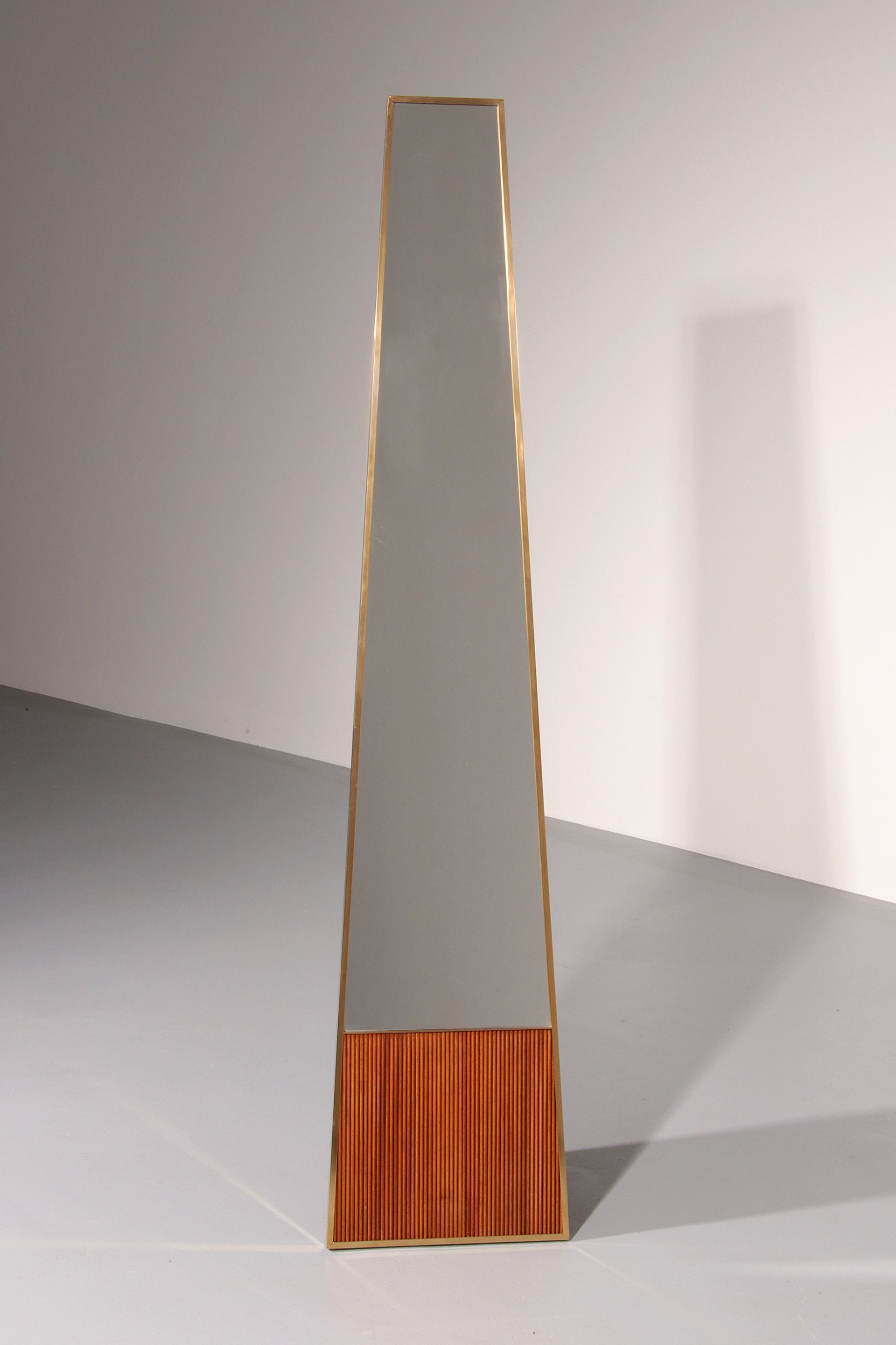 Italian Elegance – 1970s Freestanding Mirror with Brass and Oak Details 1960