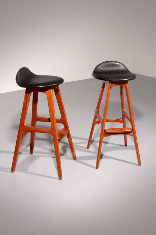 Design Bar Stool in wood and Black Leather by Erik Buch 1960